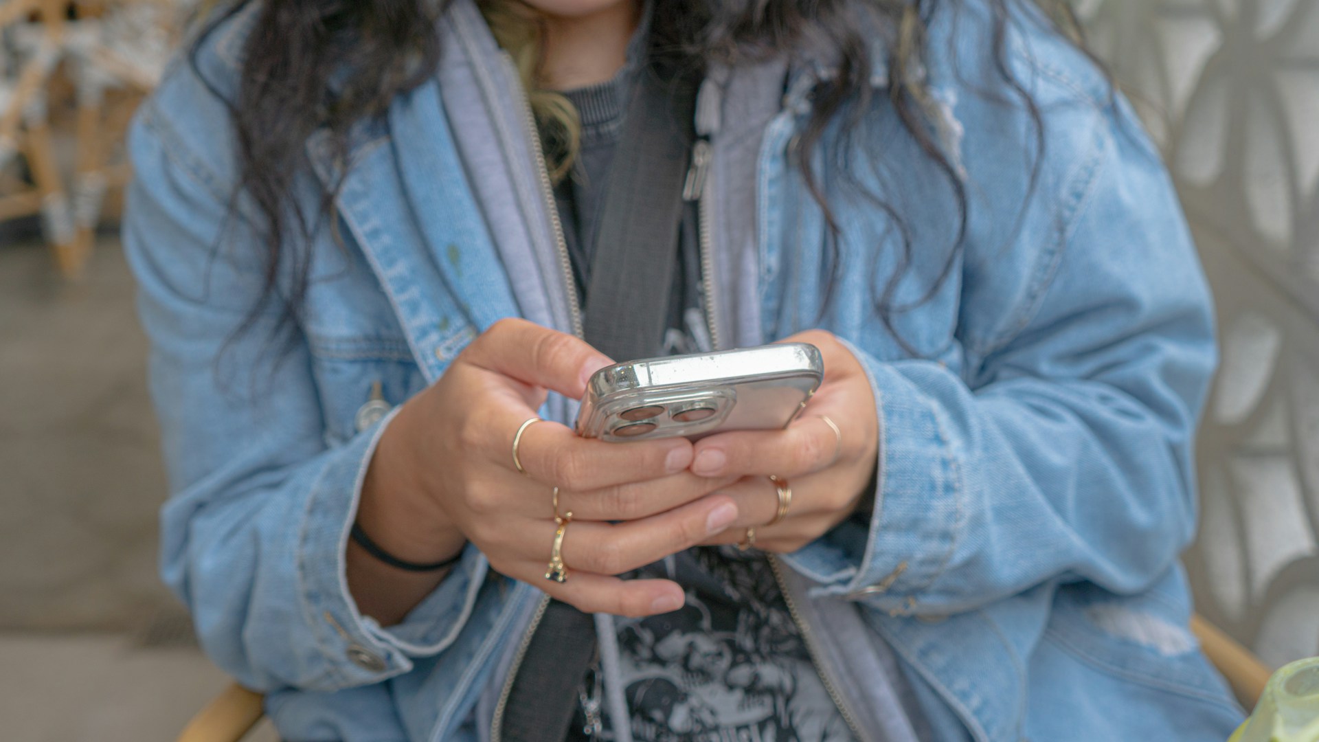 A woman holding her phone | Source: Unsplash