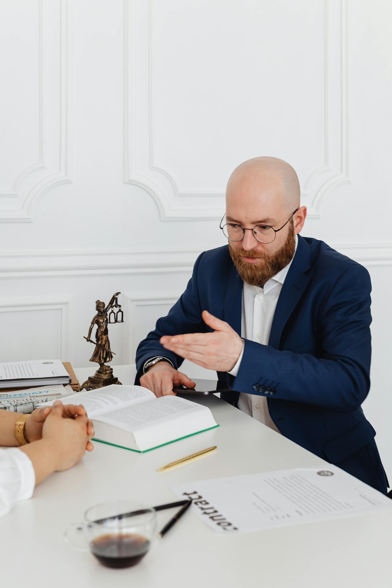 A lawyer talking to his client | Source: Pexels
