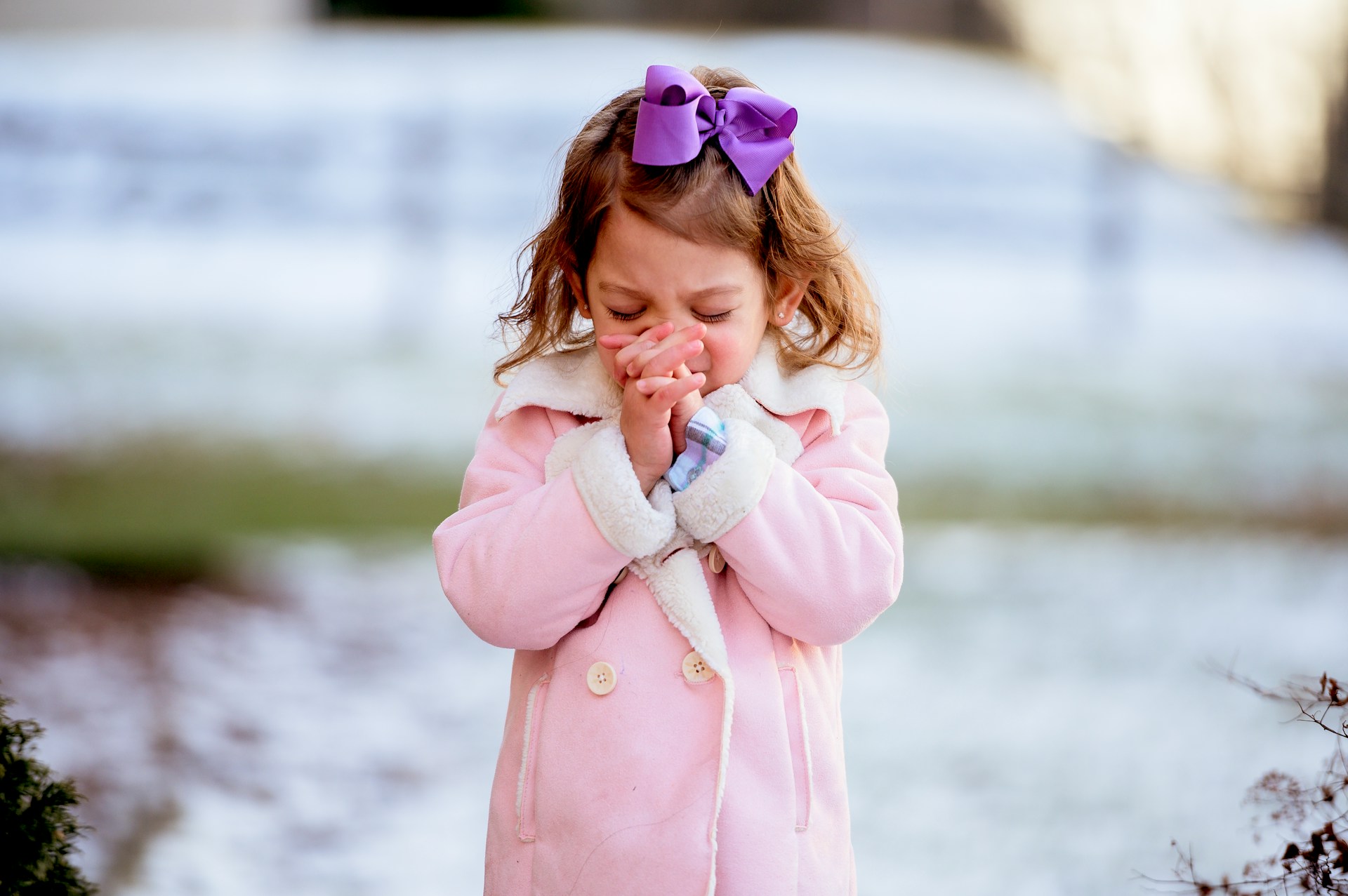 A hopeful little girl praying | Source: Unsplash