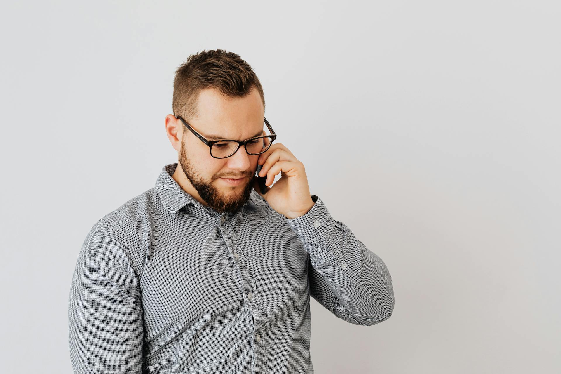 A man speaking on his phone | Source: Pexels