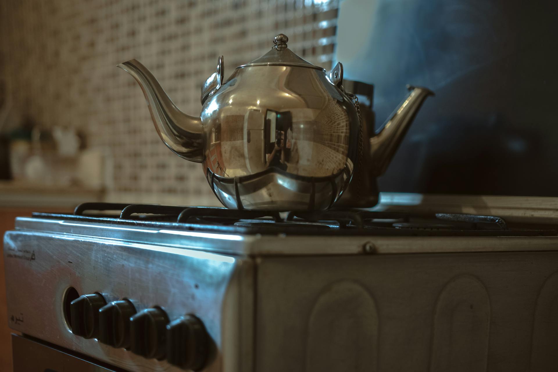 A steel kettle on the stove | Source: Pexels