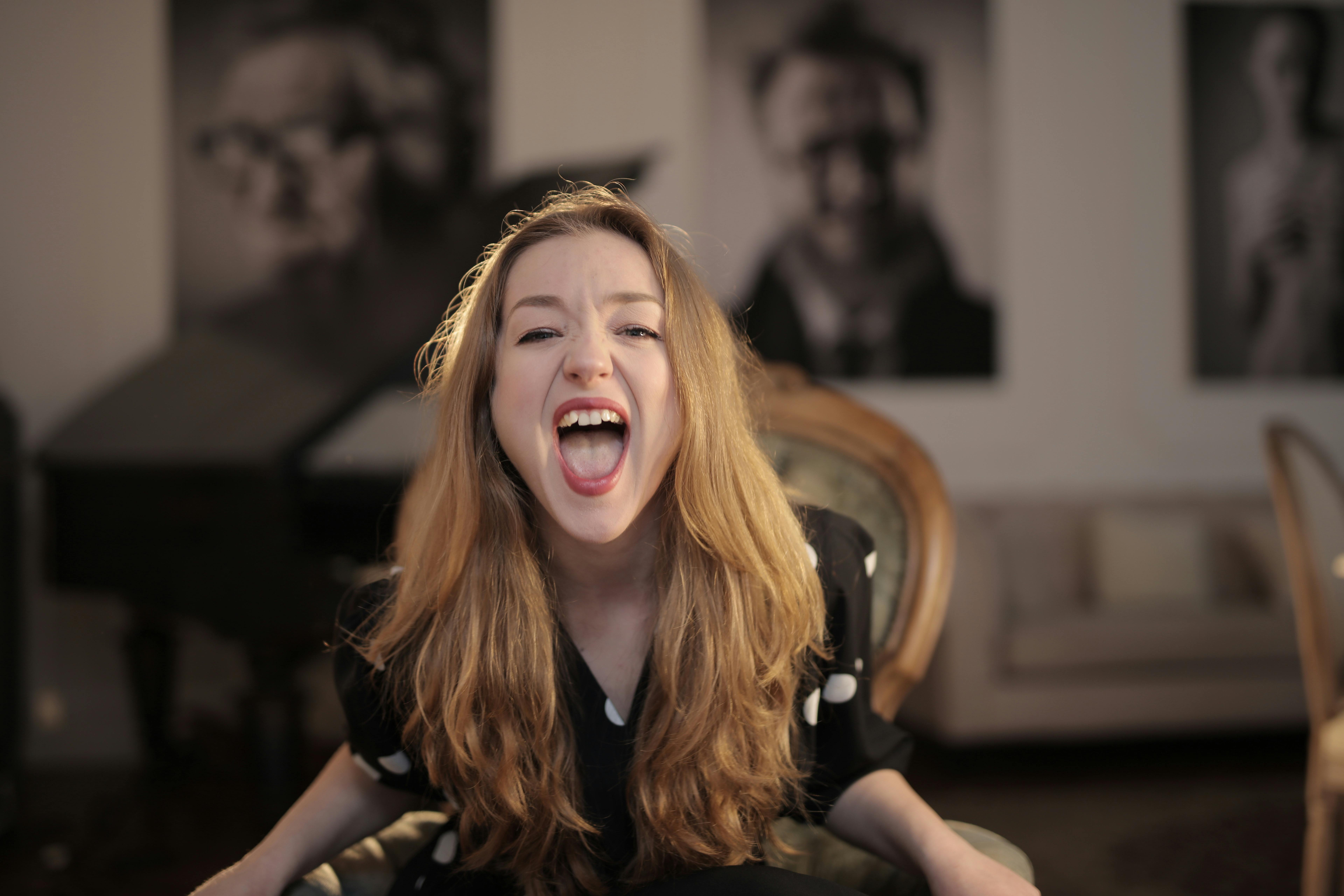 A woman shouting | Source: Pexels