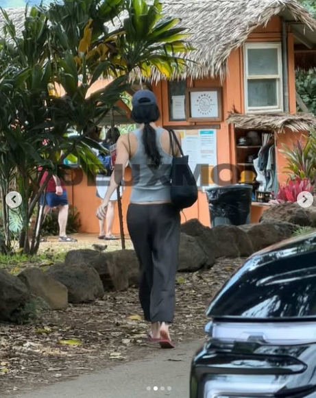 Kendall Jenner during a reported outing in Kaua'i, Hawaii, in a post dated May 16, 2026. | Source: Instagram/deuxmoi