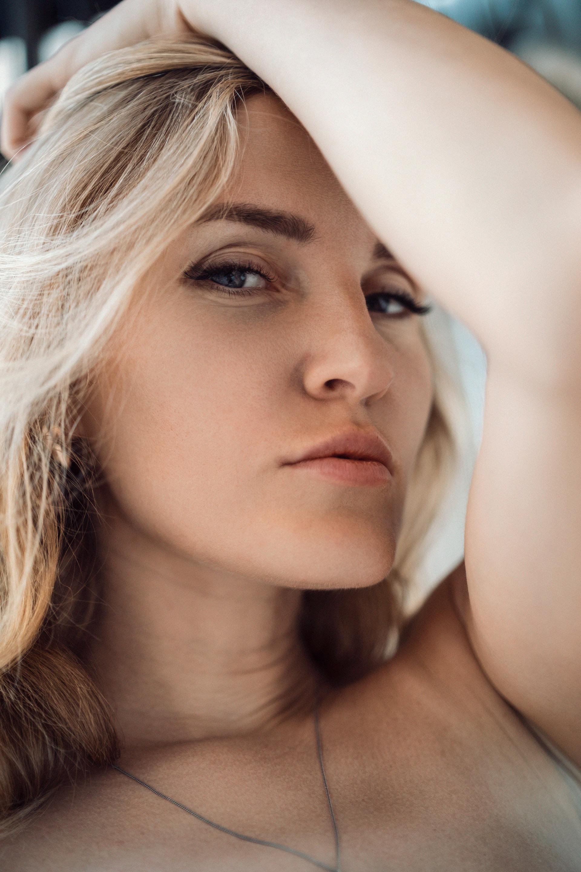 A woman with a calculating look in her eyes | Source: Pexels