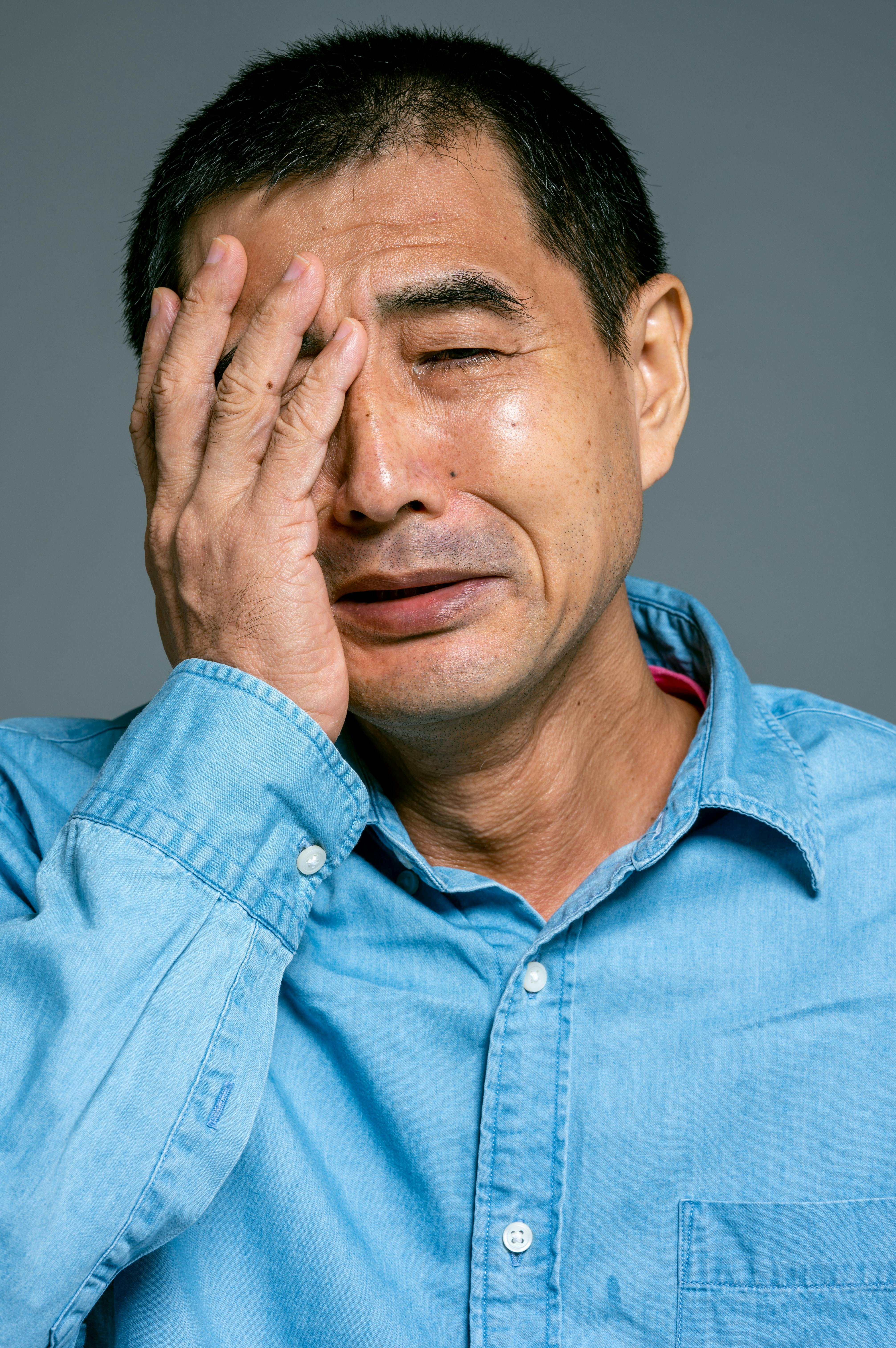 A man crying | Source: Pexels