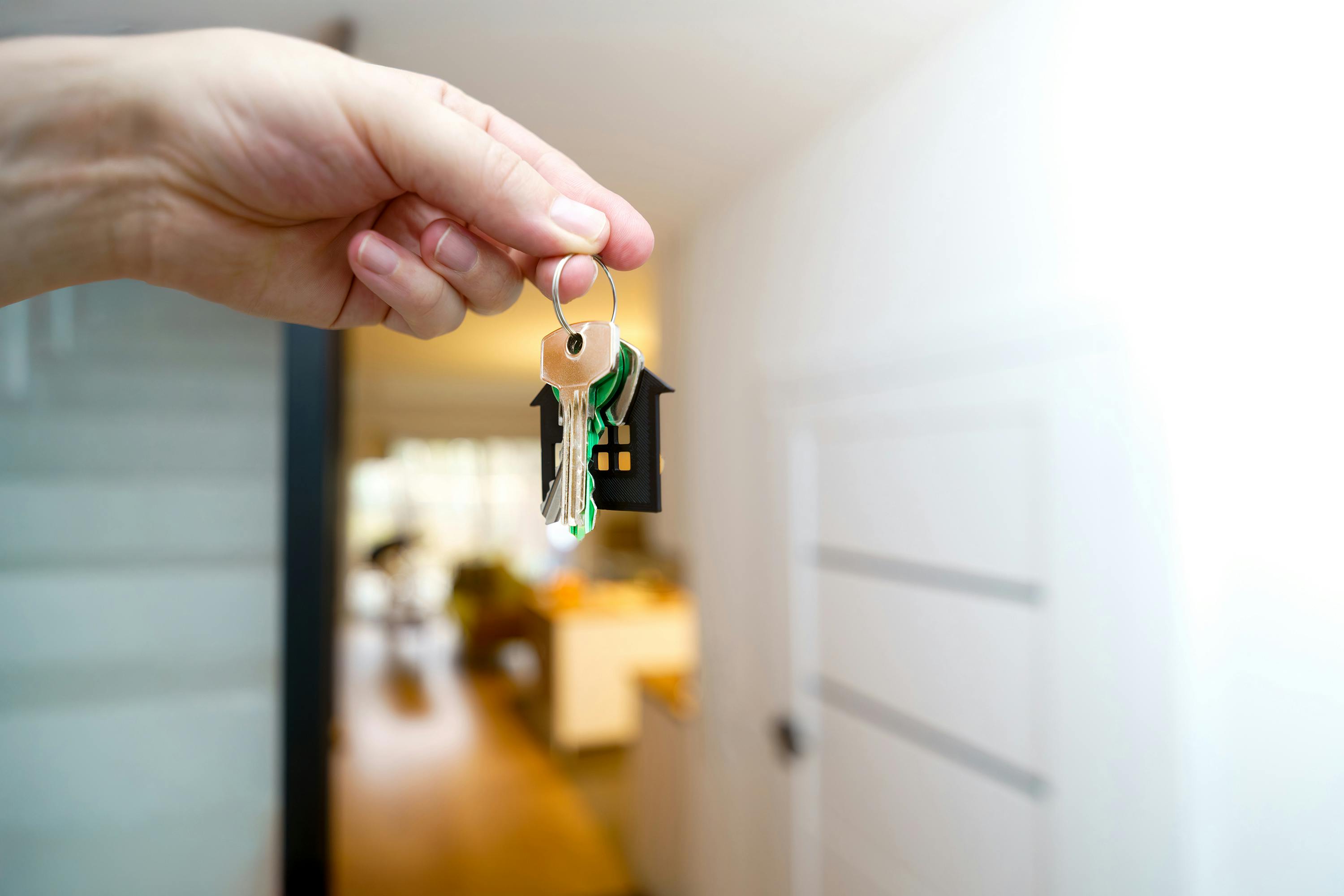 A hand holding a house's key | Source: Pexels