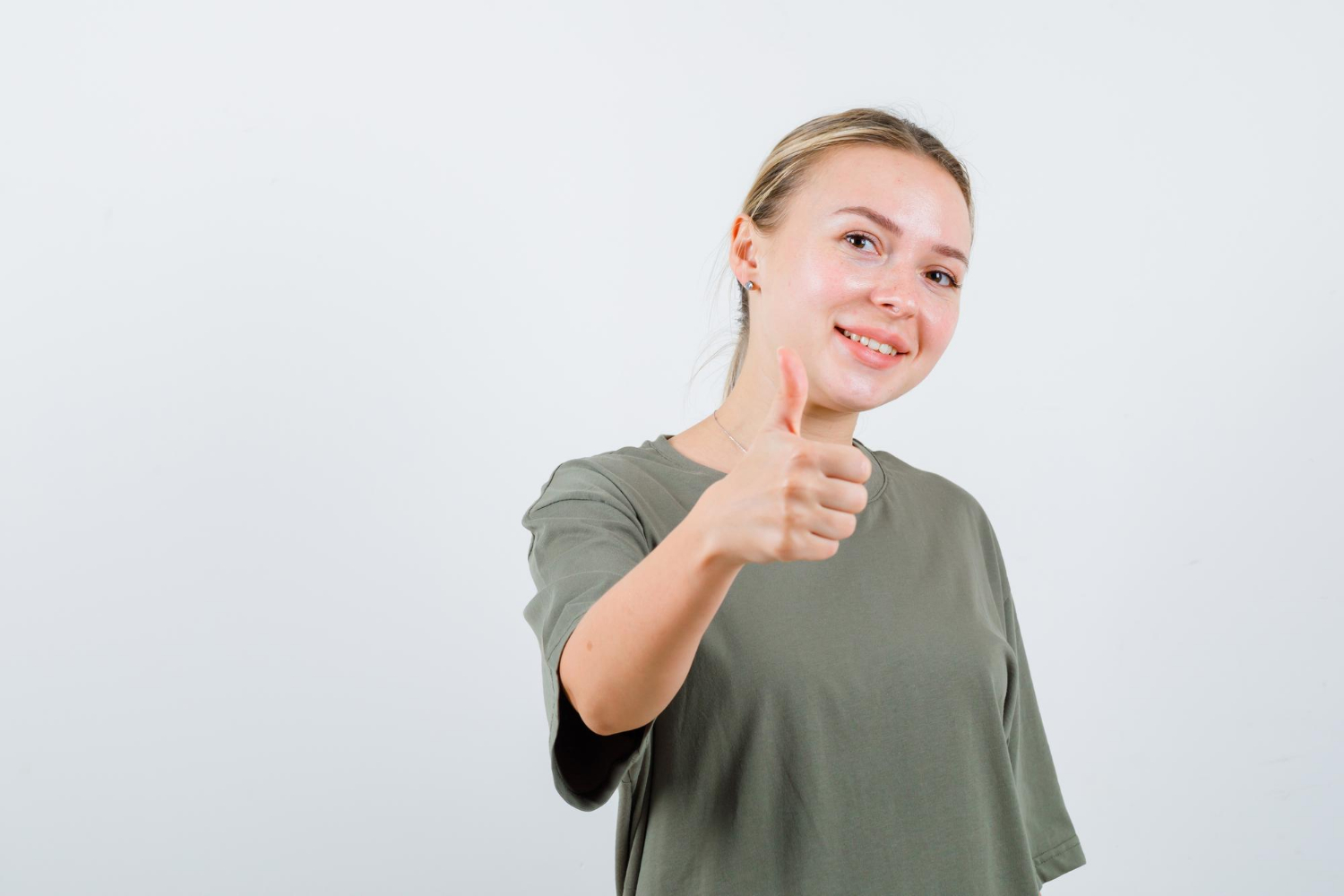 A woman giving a thumbs up | Source: Freepik