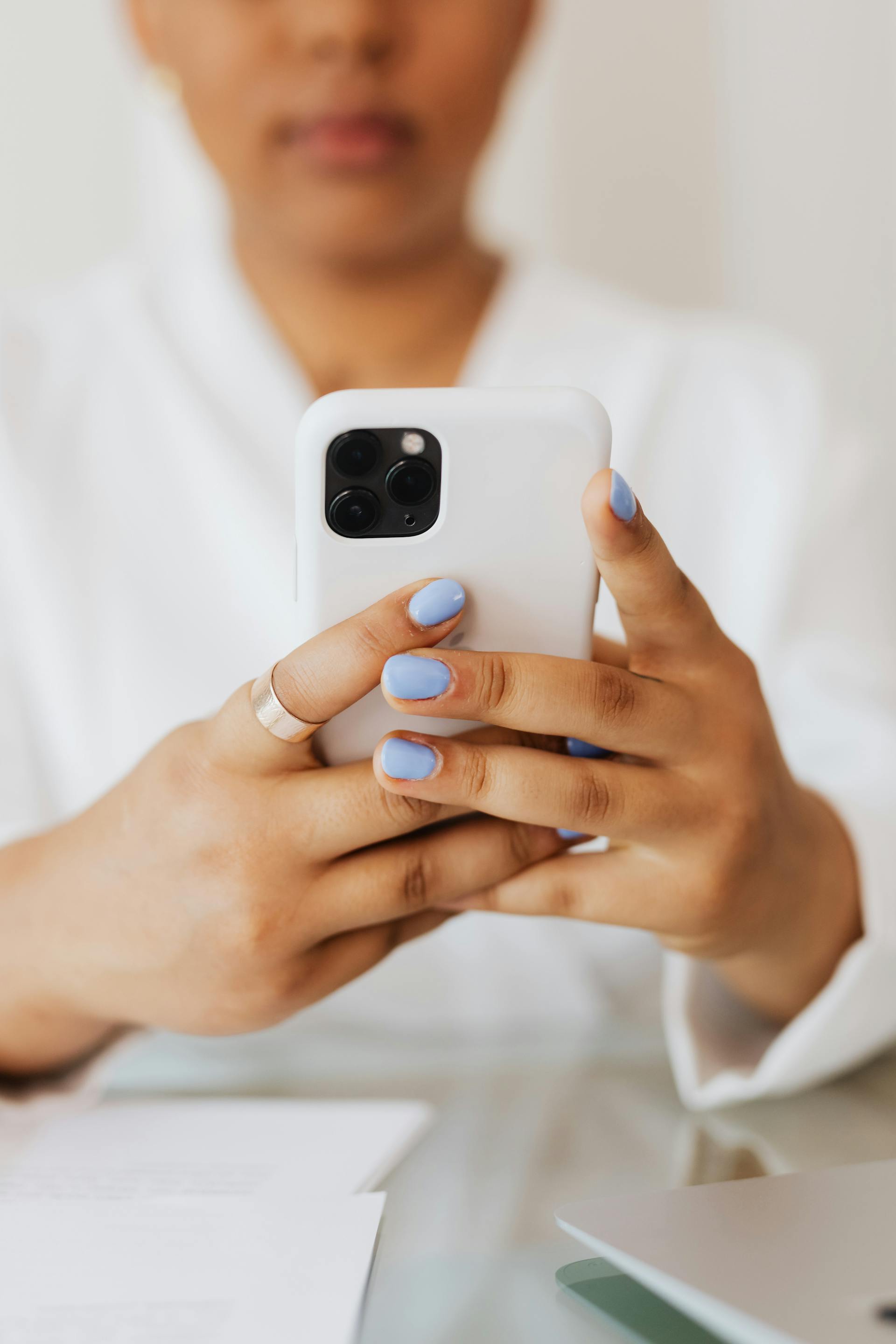 A woman texting on her phone | Source: Pexels
