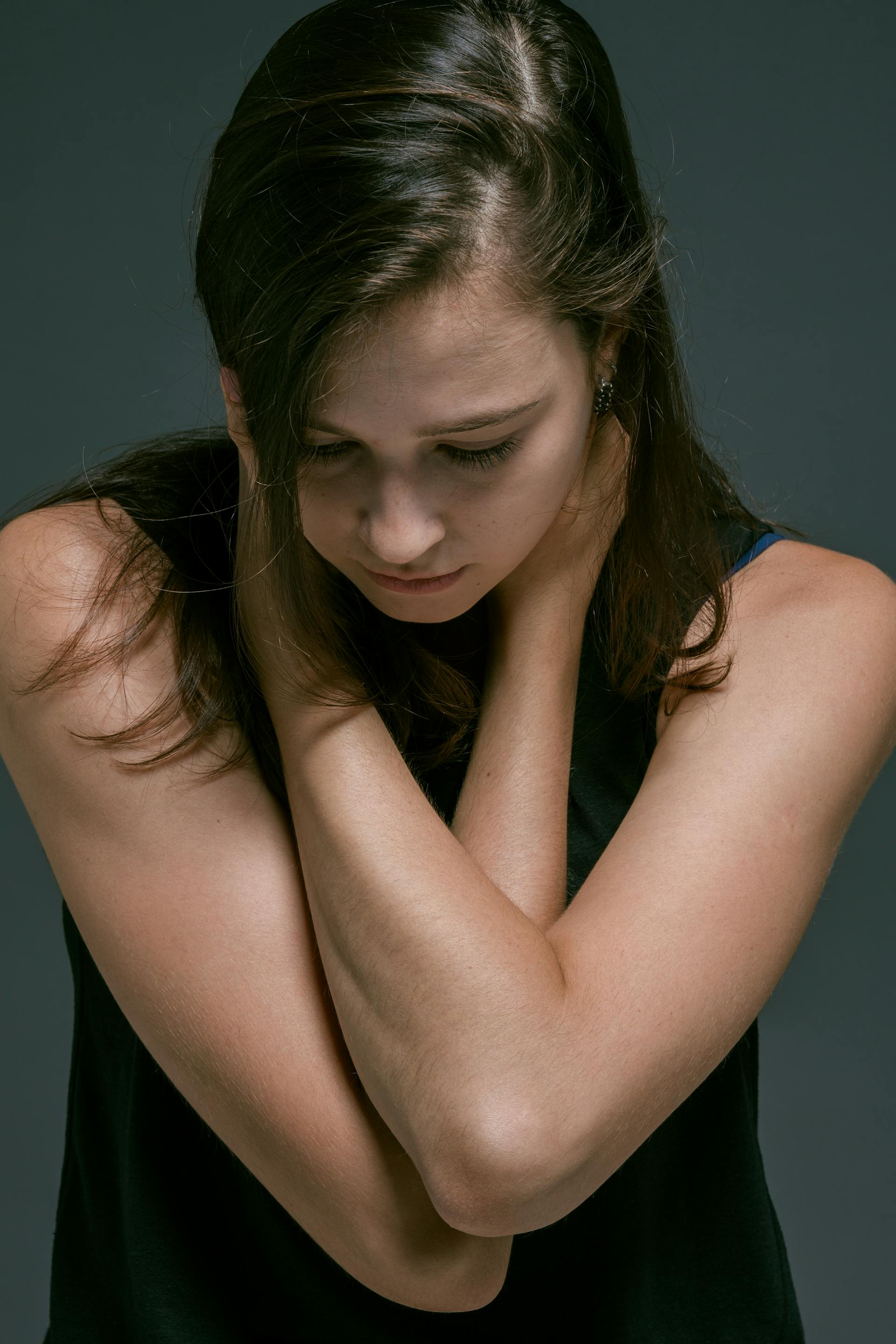 A sad young woman looking down | Source: Pexels
