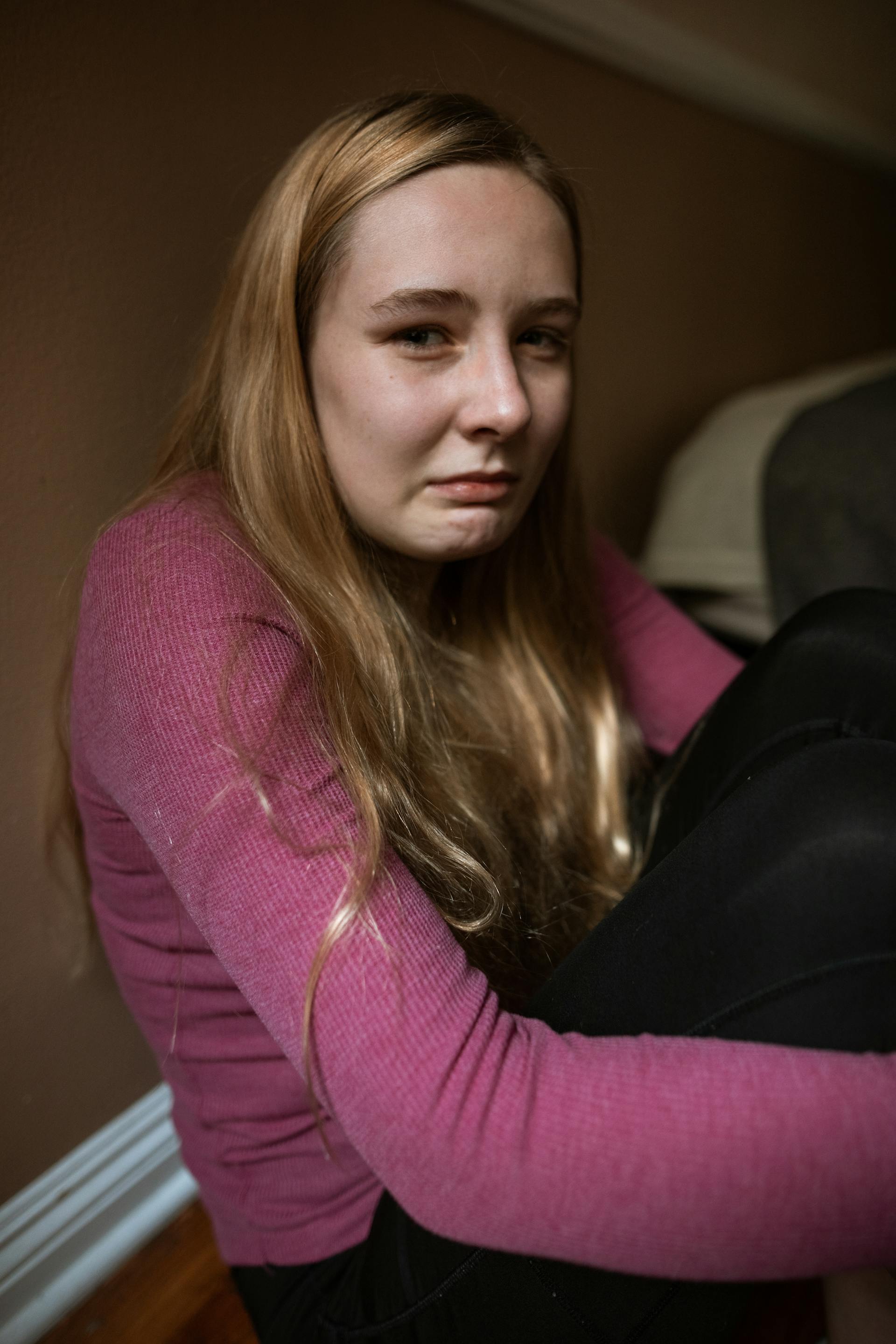 A teenage girl sitting on the floor and sobbing | Source: Pexels