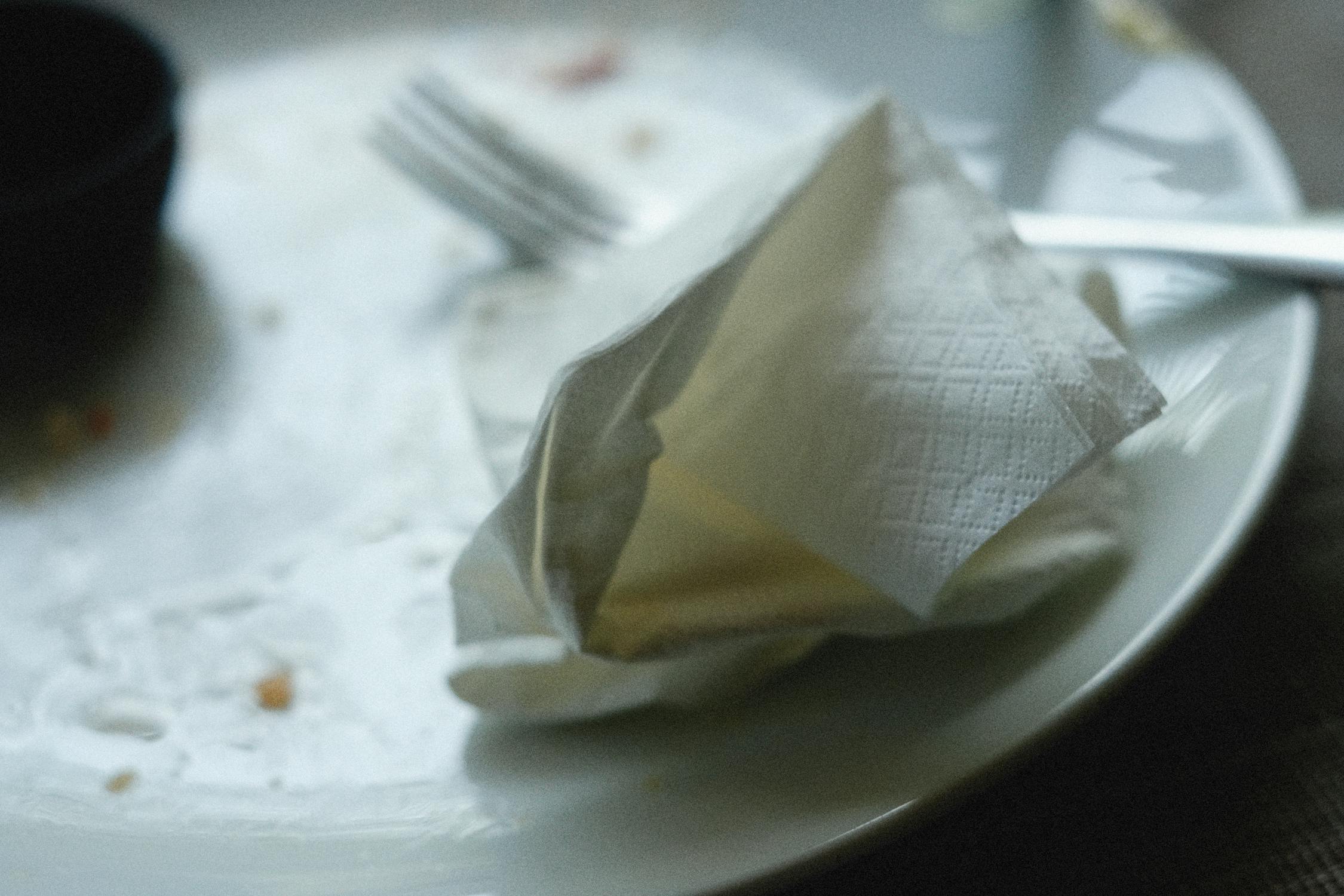 A dirty plate with a napkin ⏐ Source: Pexels