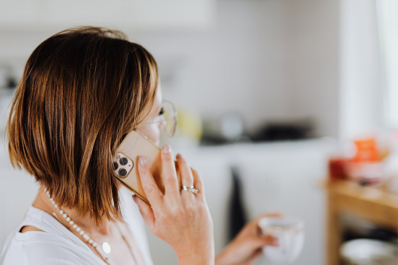 A woman engrossed in a phonecall | Source: Pexels