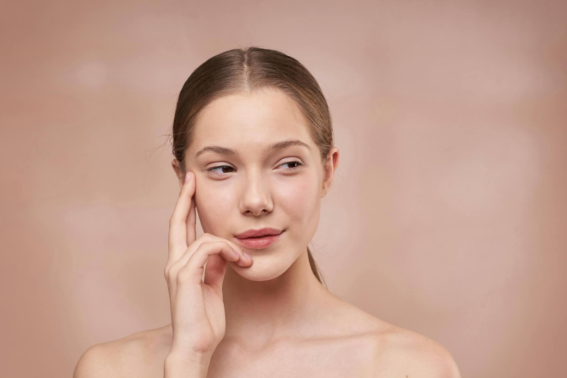 A woman glancing at someone | Source: Pexels