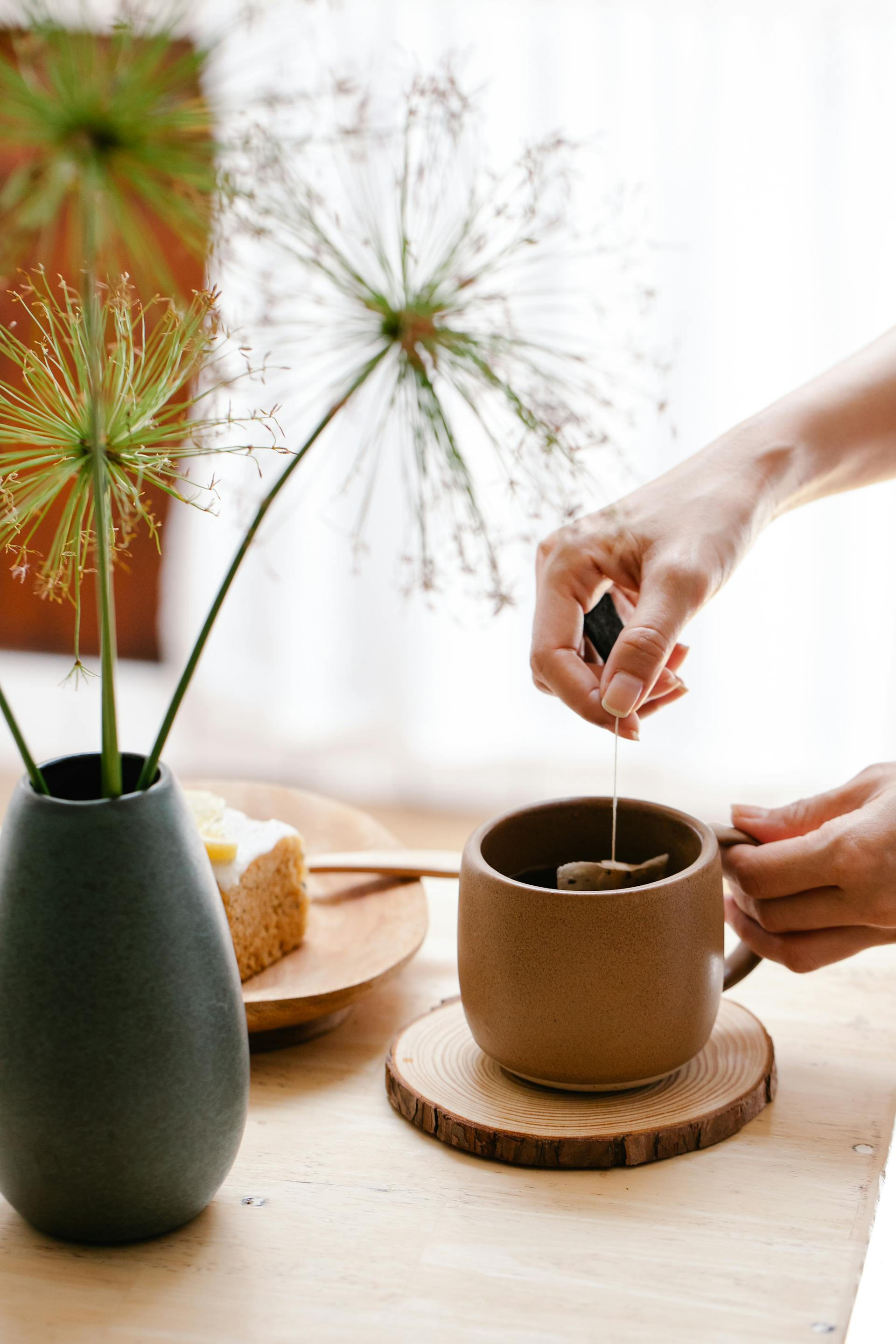 A person making tea | Source: Pexels
