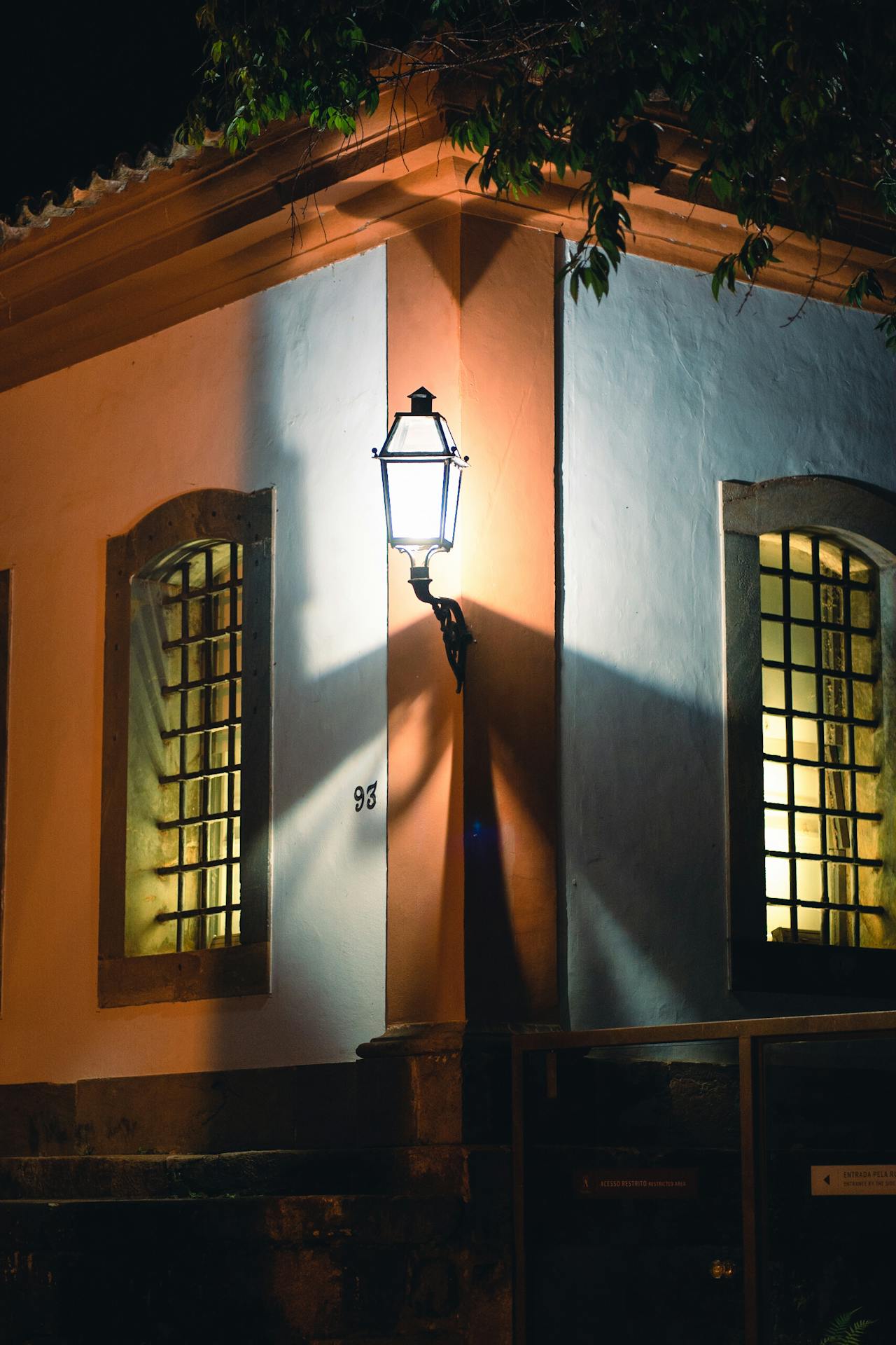 A glowing lamp light outside a house | Source: Pexels