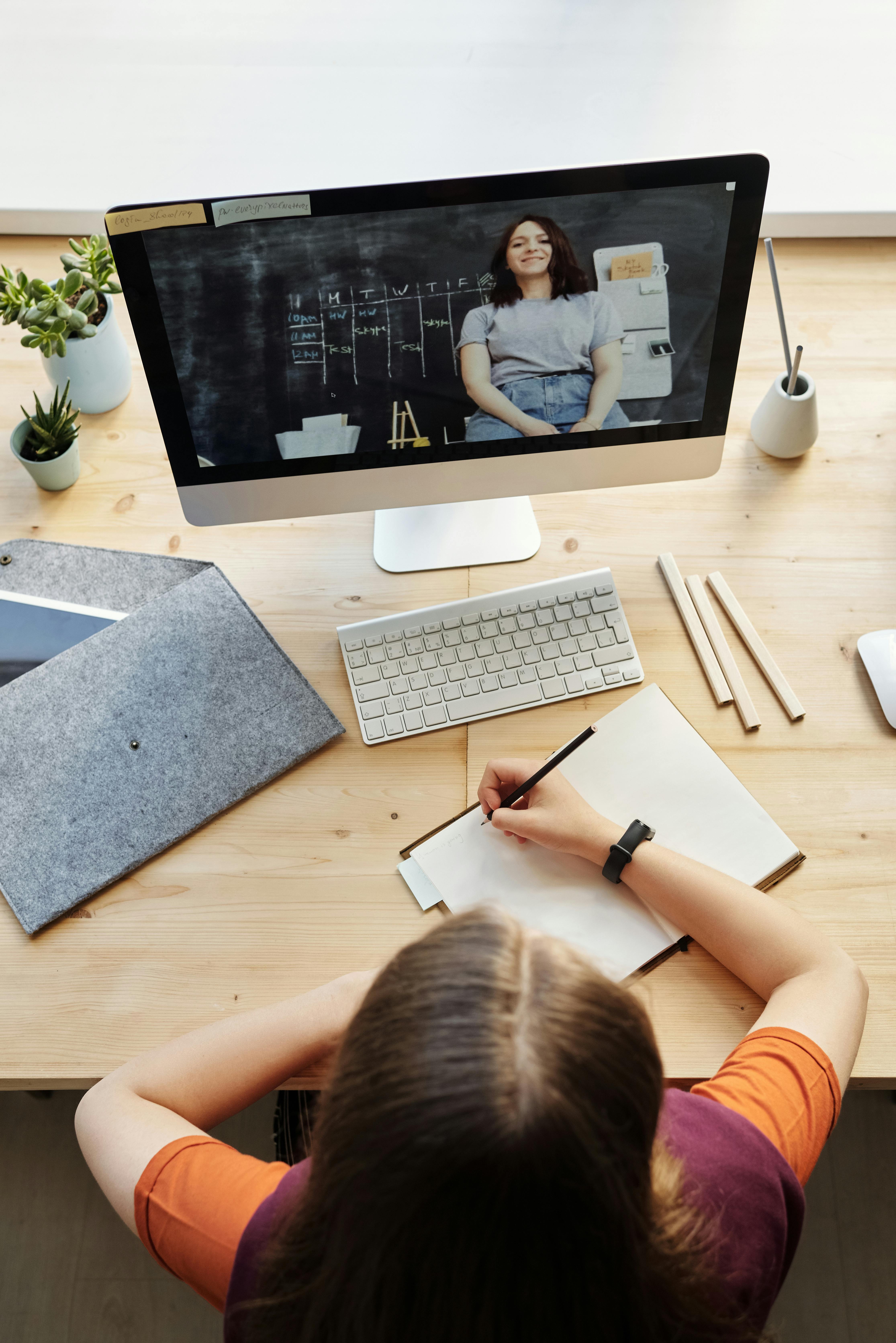 Uma menina estudando | Fonte: Pexels