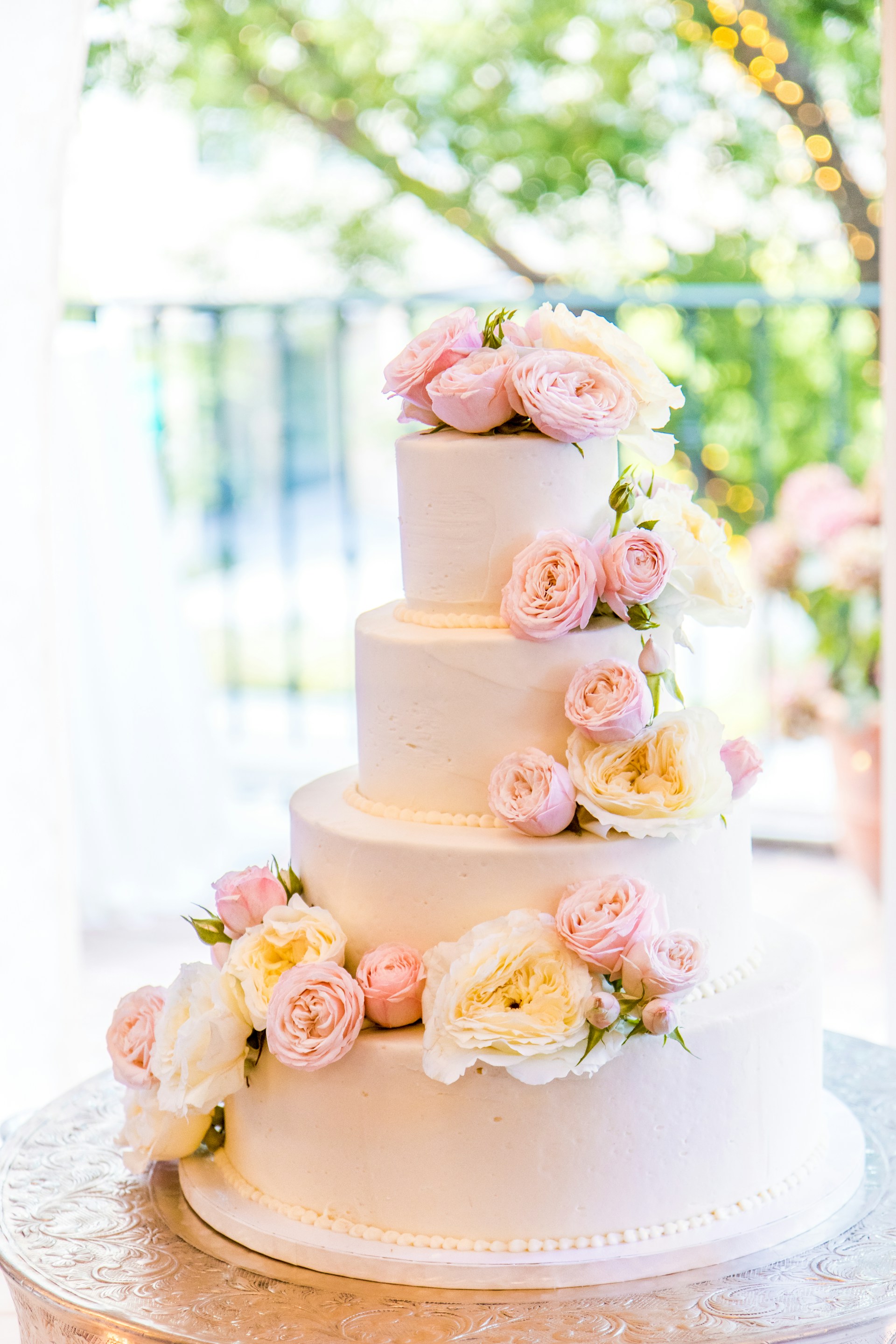 A splendid wedding cake | Source: Unsplash