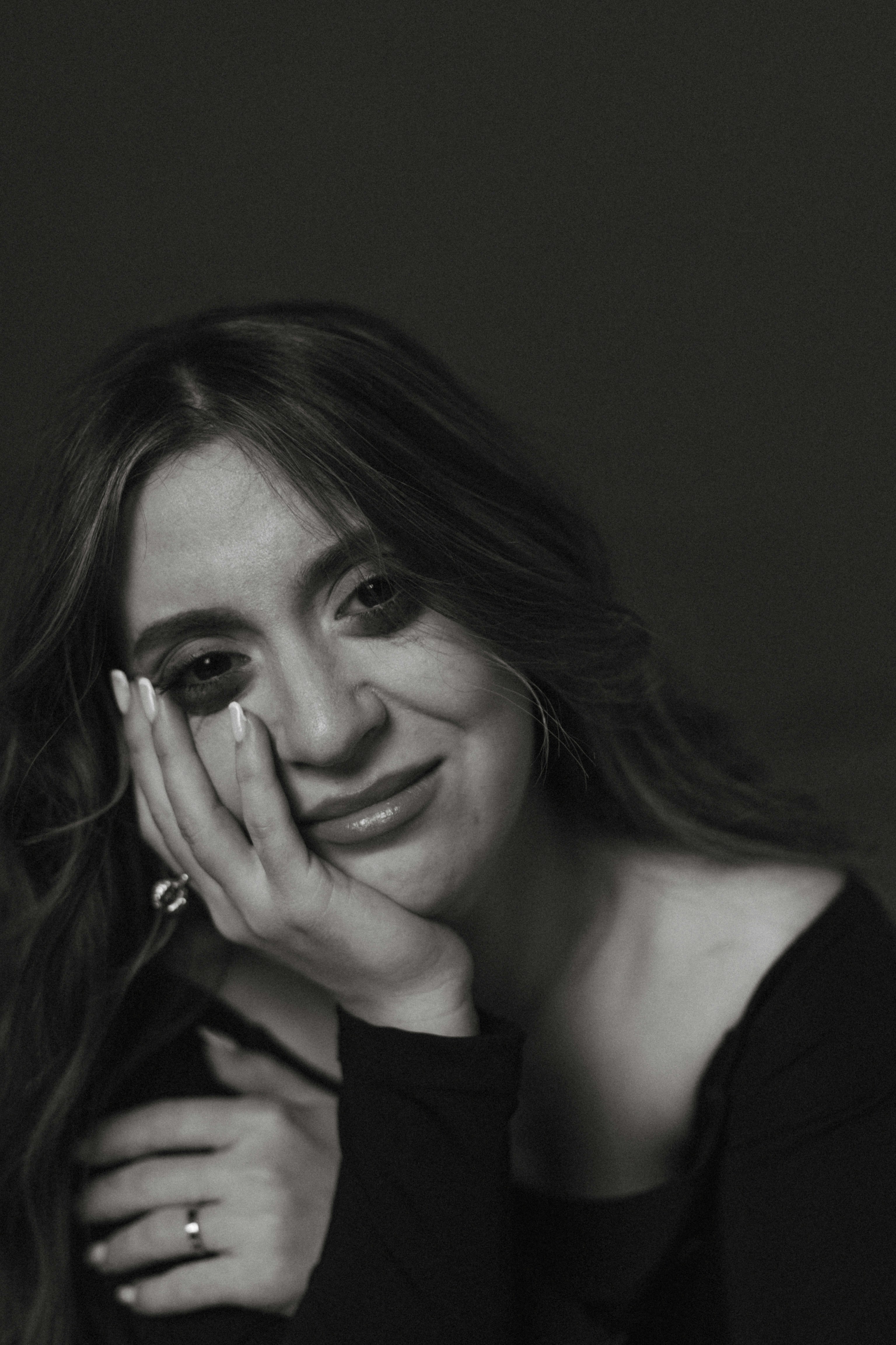 A close up of a woman smiling sadly | Source: Unsplash