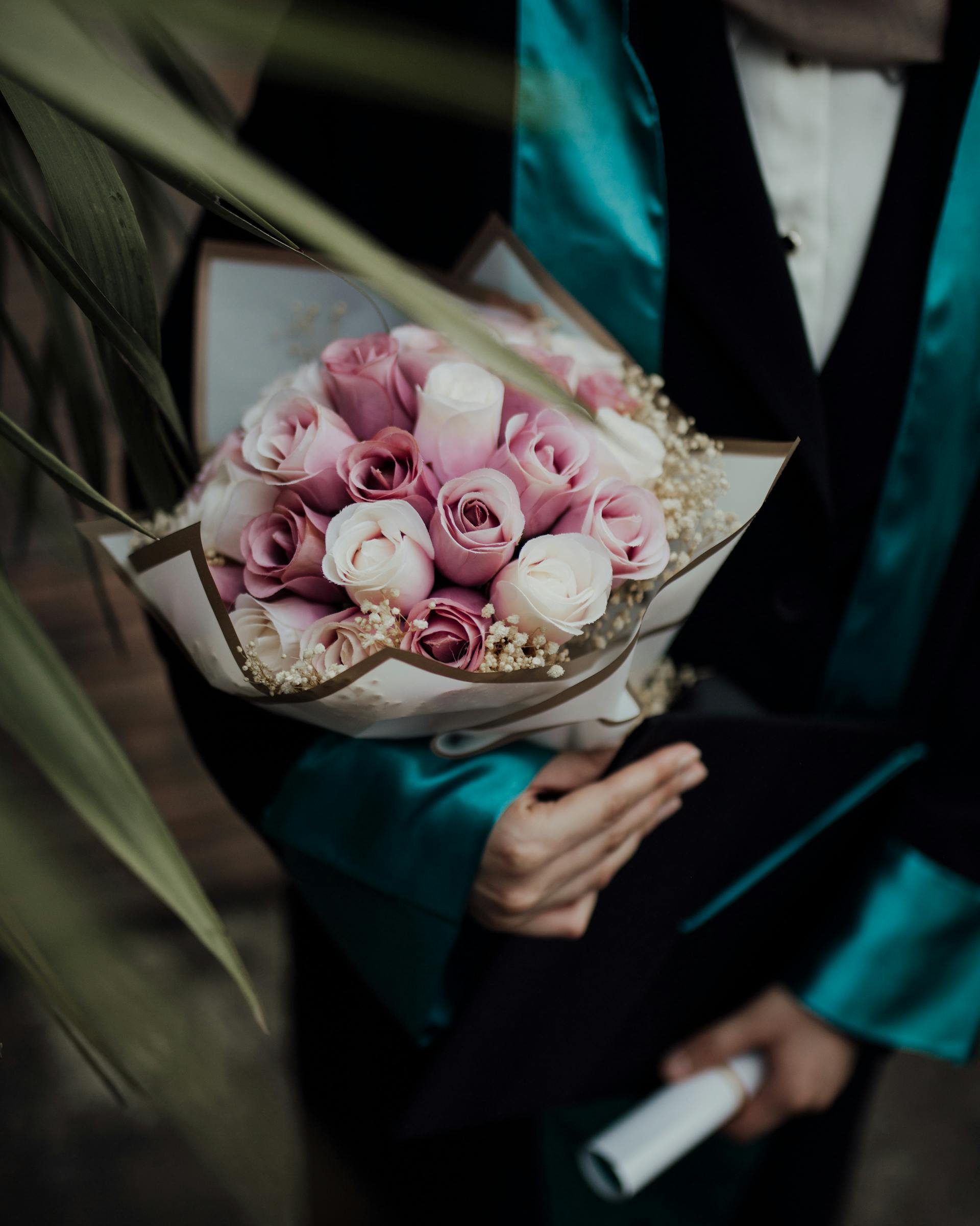 A woman holding a bouquet | Source: Pexels
