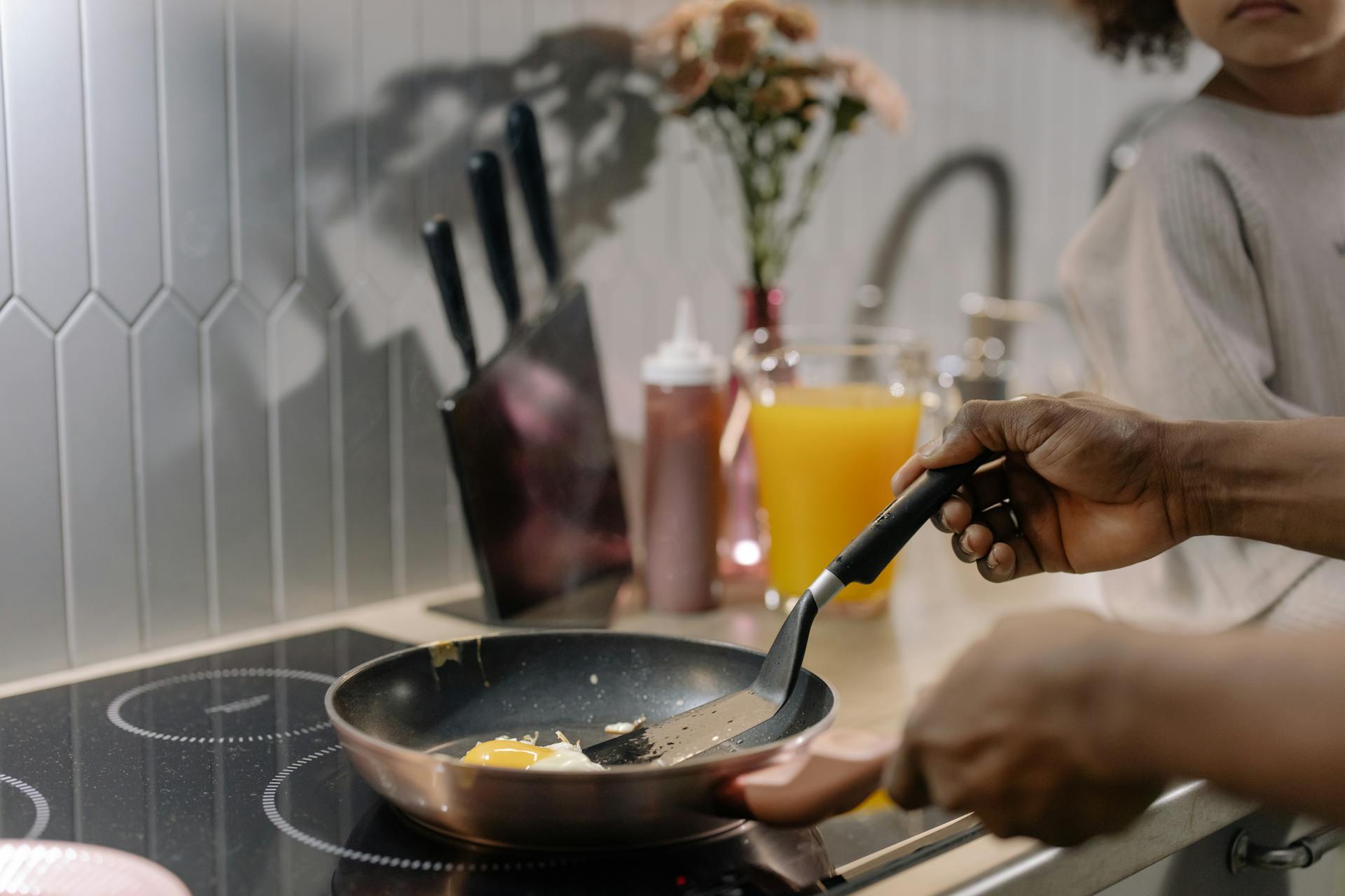 A person cooking an egg | Source: Pexels
