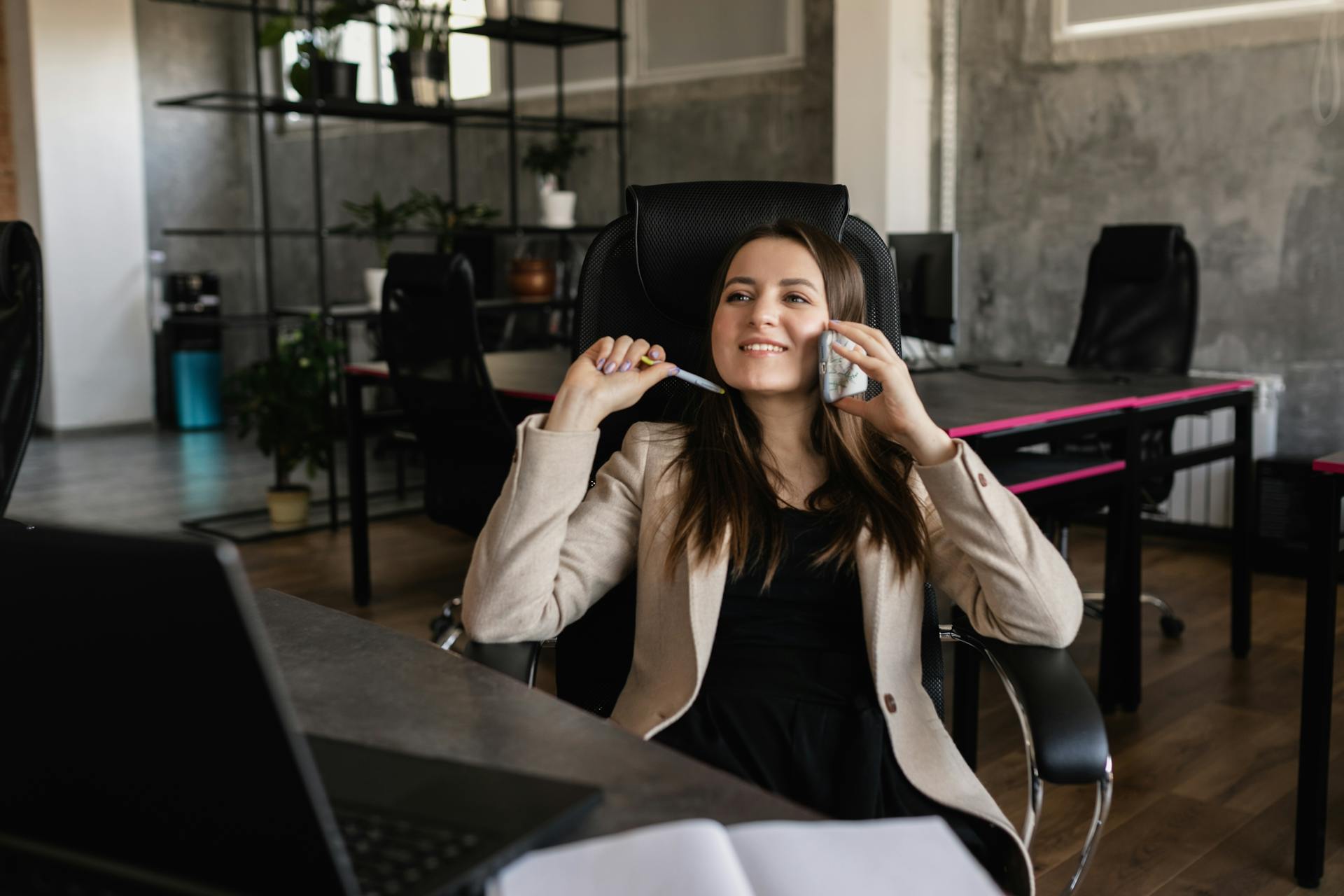 A smiling woman talking on the phone | Source: Pexels