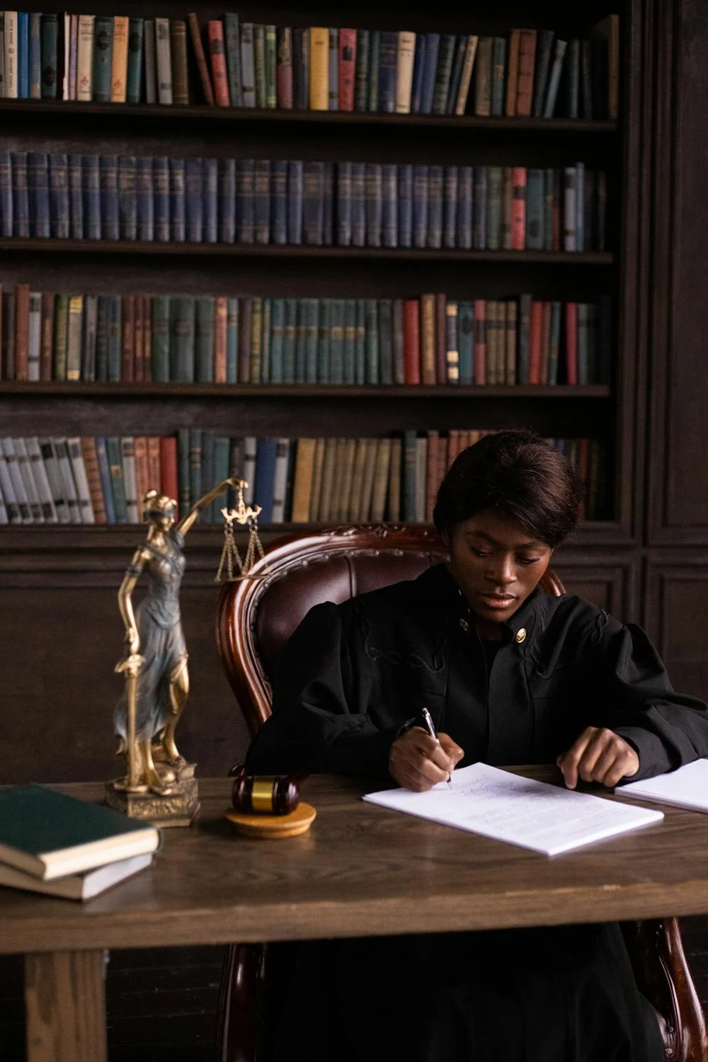 A judge writing | Source: Pexels
