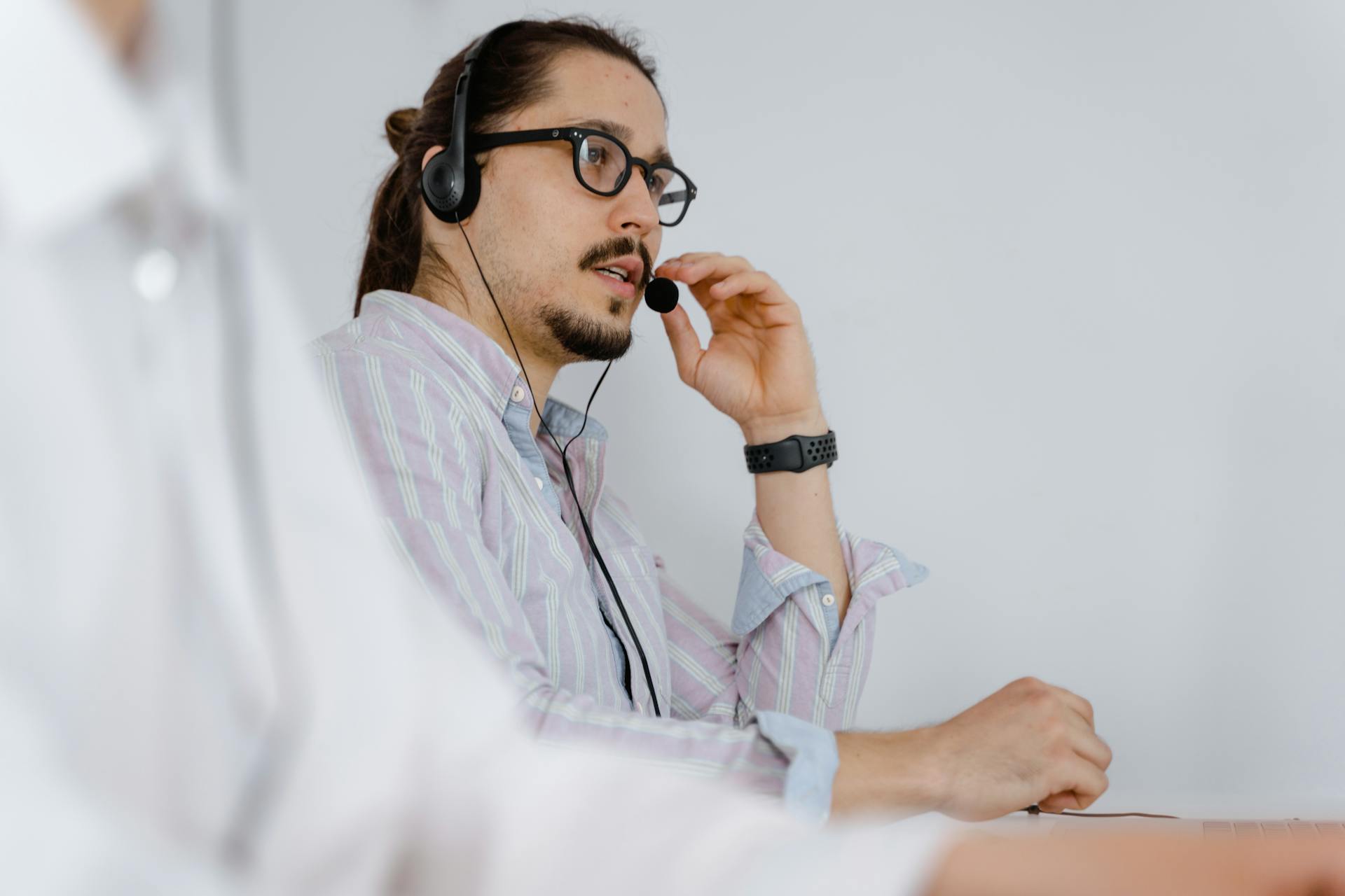 A customer care representative talking to a customer | Source: Pexels