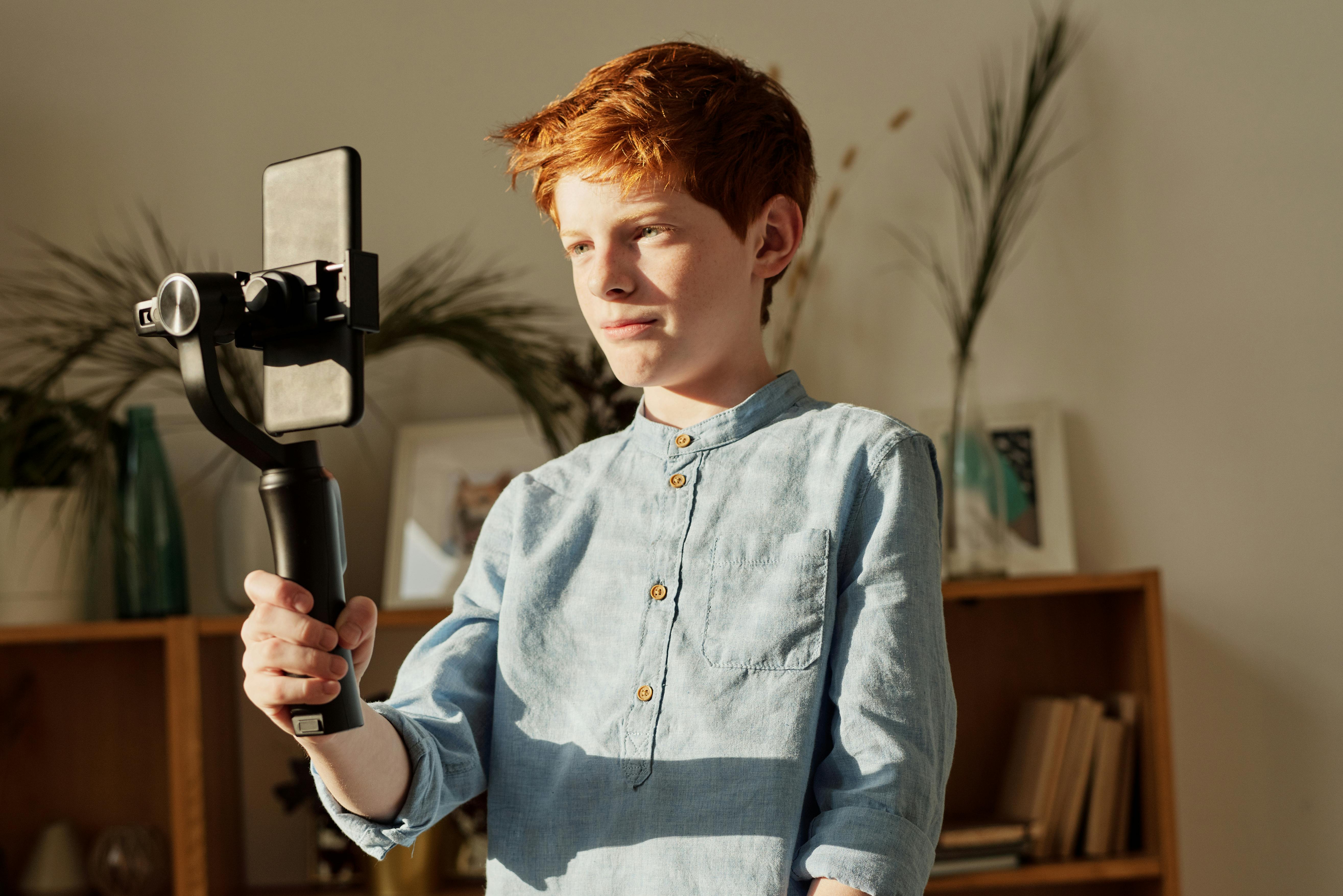 A boy recording with his phone | Source: Pexels