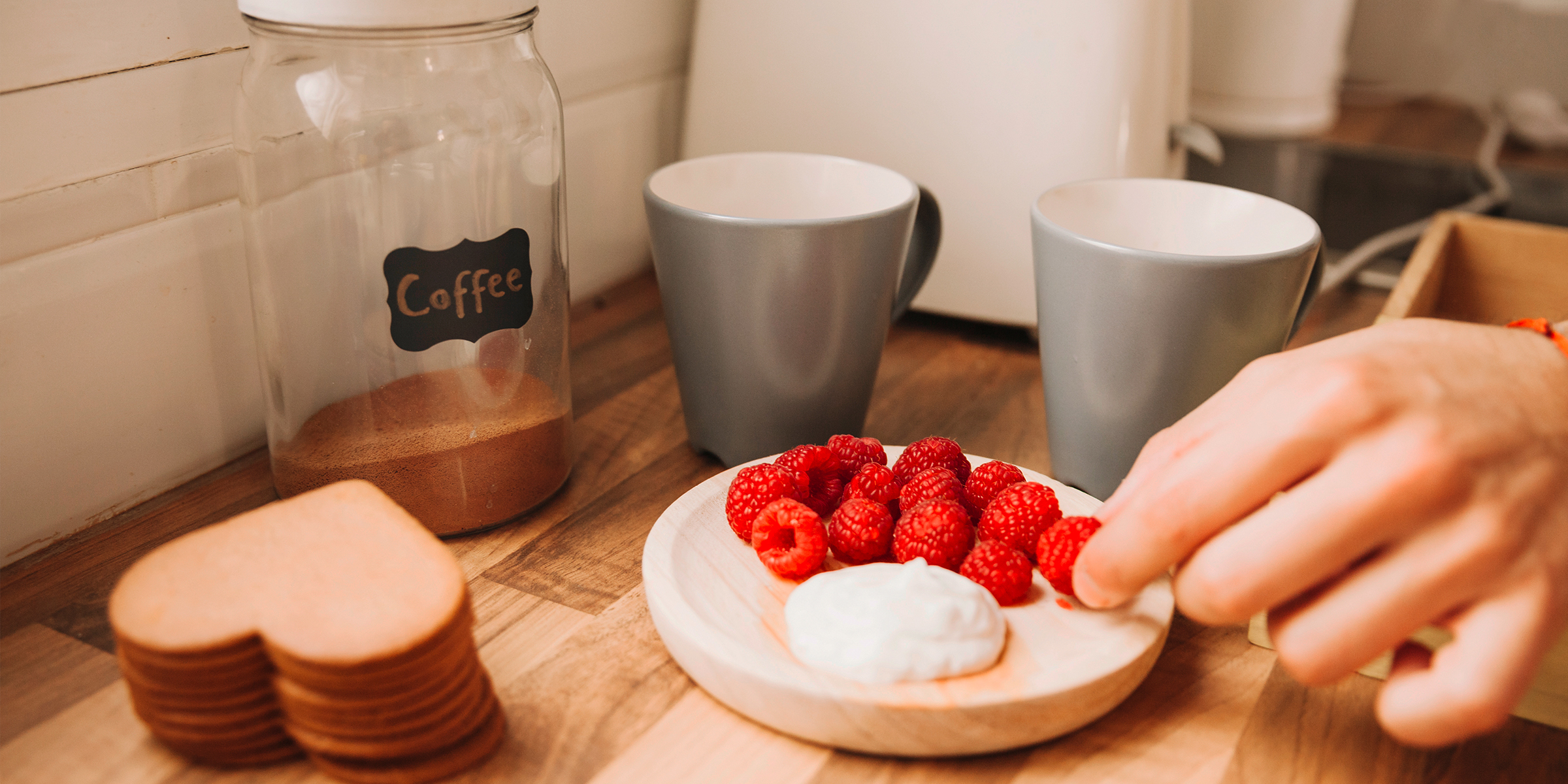 Preparing breakfast | Source: Freepik