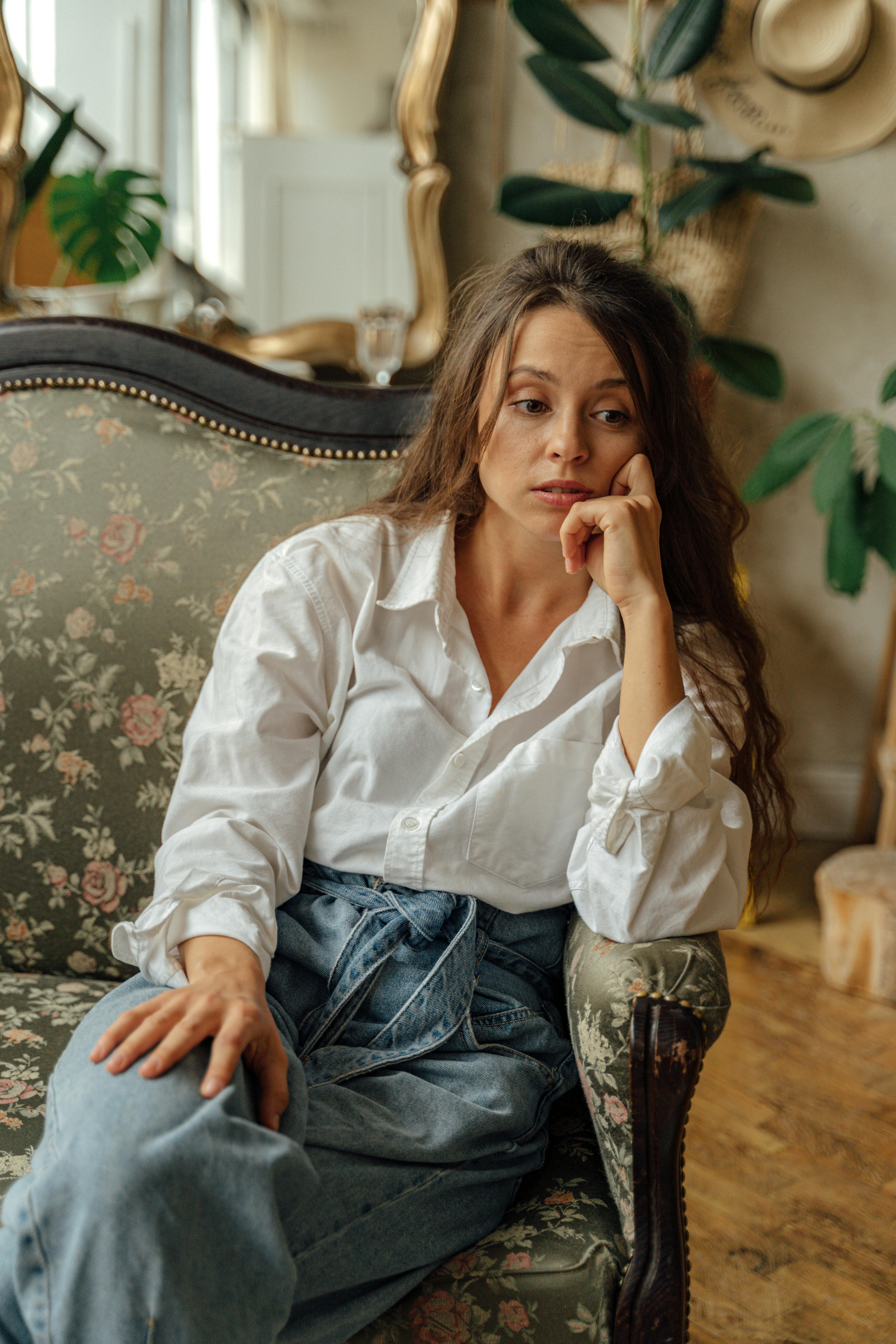 A woman sitting on a sofa | Source: Pexels