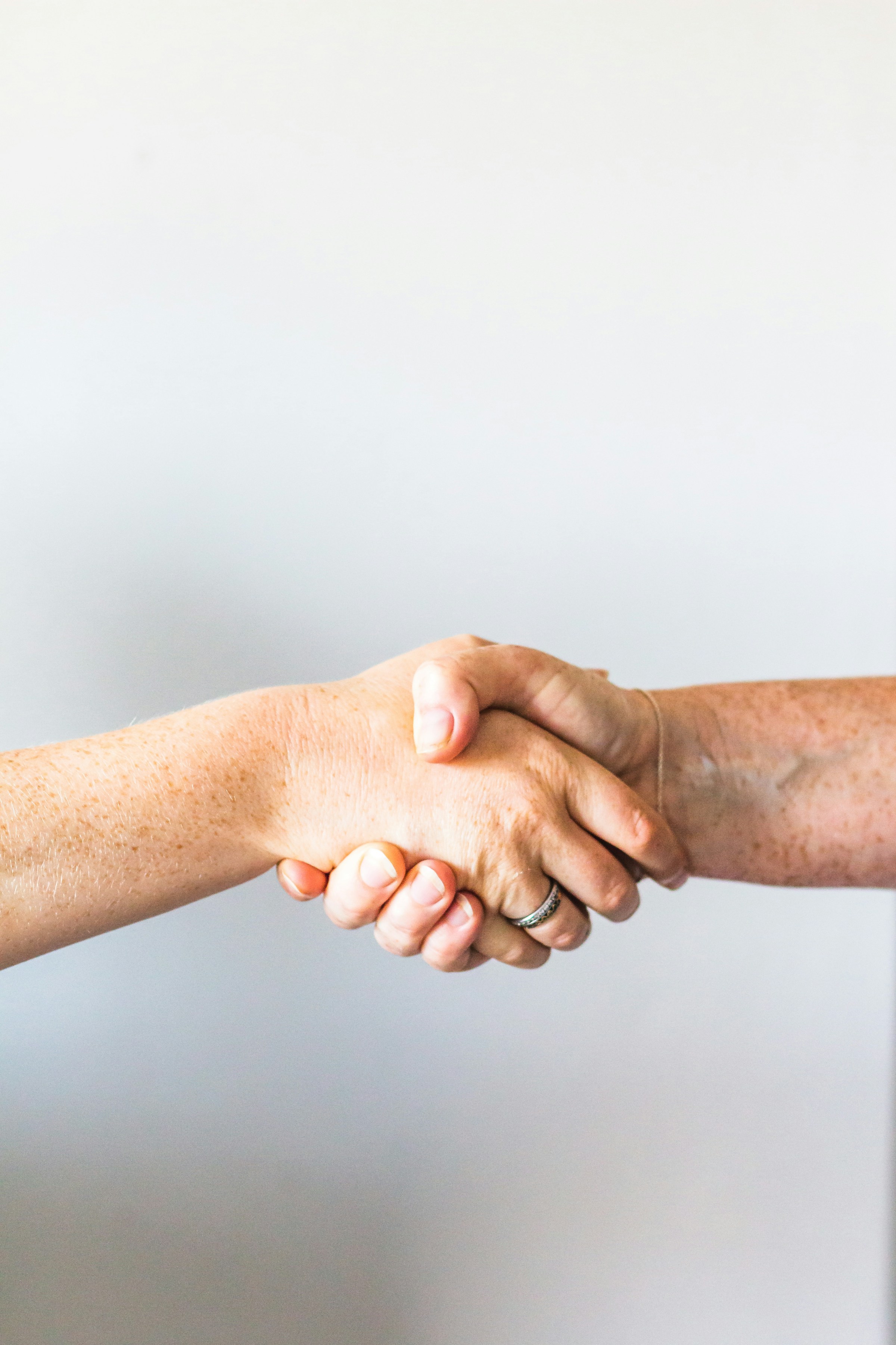 Gente dándose la mano | Fuente: Unsplash