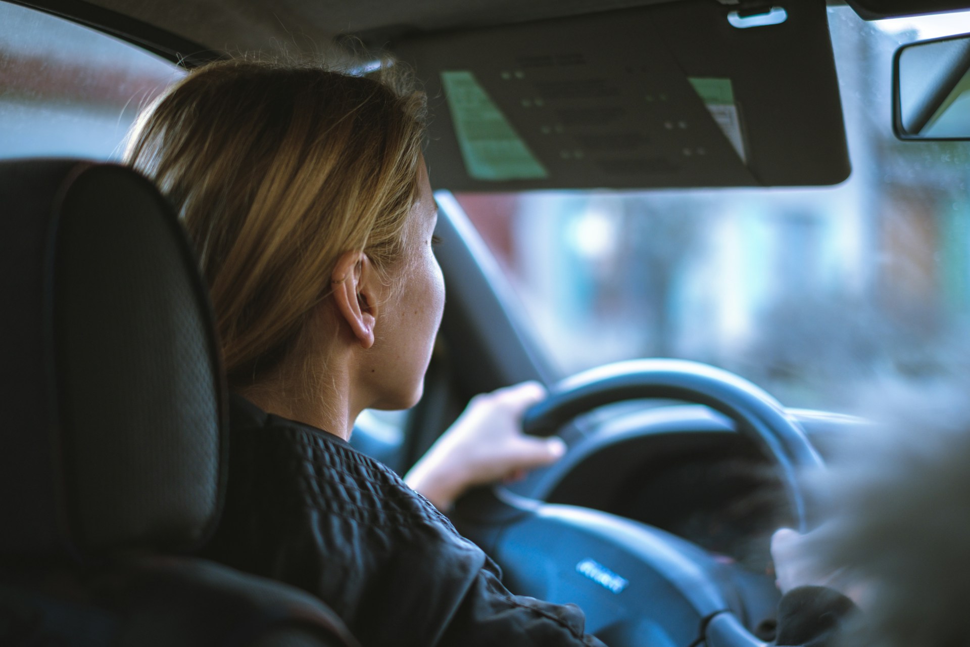 Une femme au volant d'une voiture | Source : Unsplash