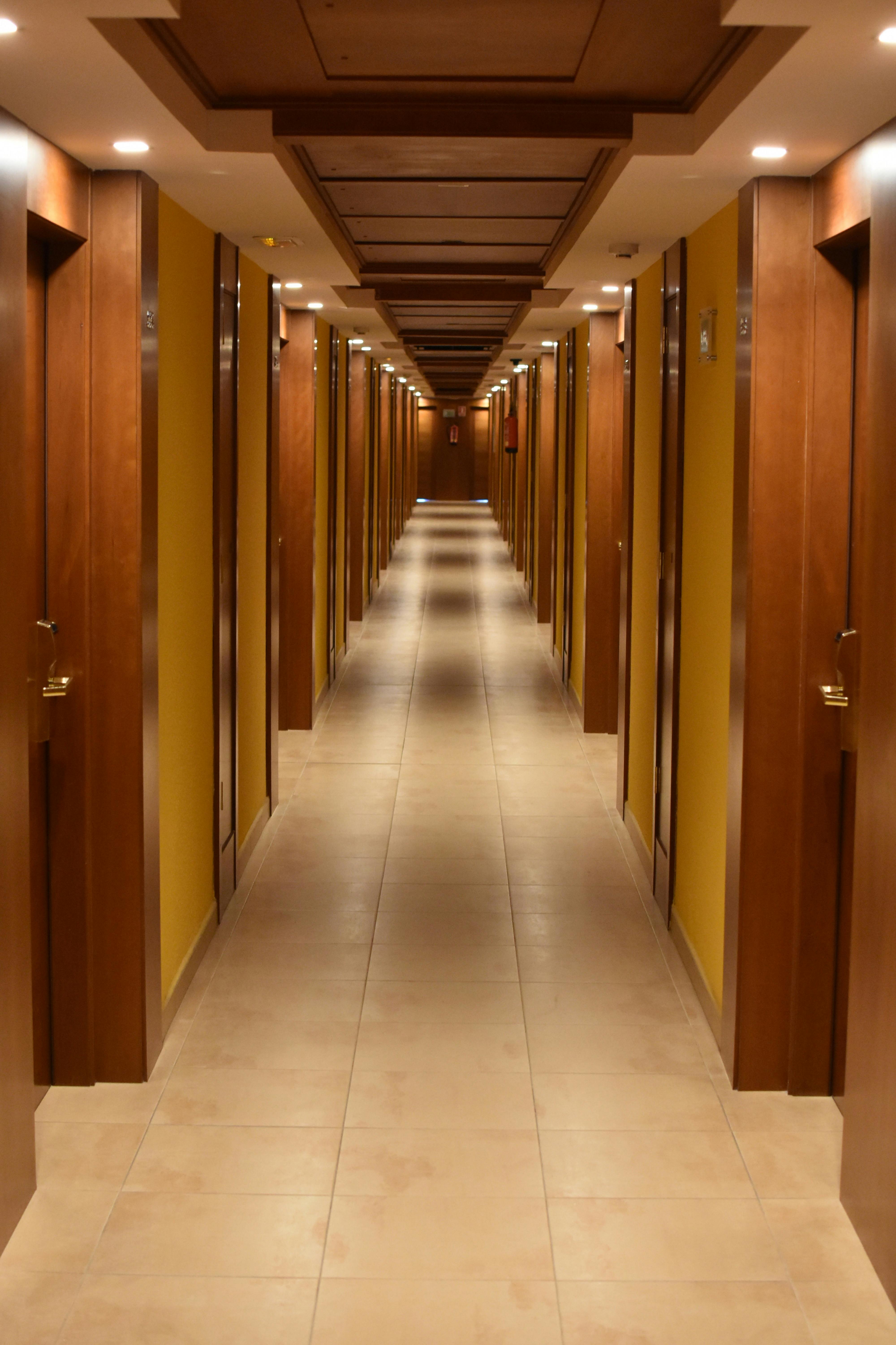 Lights along hotel hallway | Source: Pexels