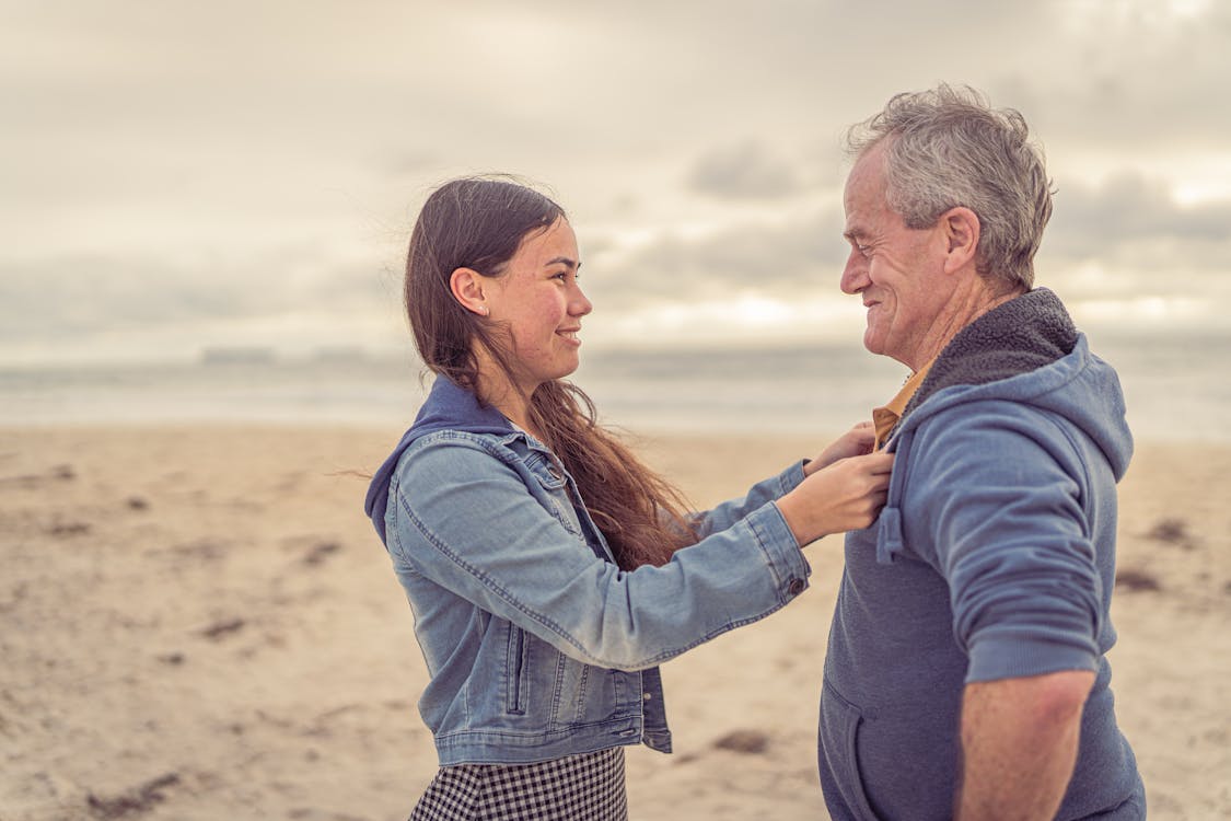 A man talking to his daughter-in-law | Source: Pexels