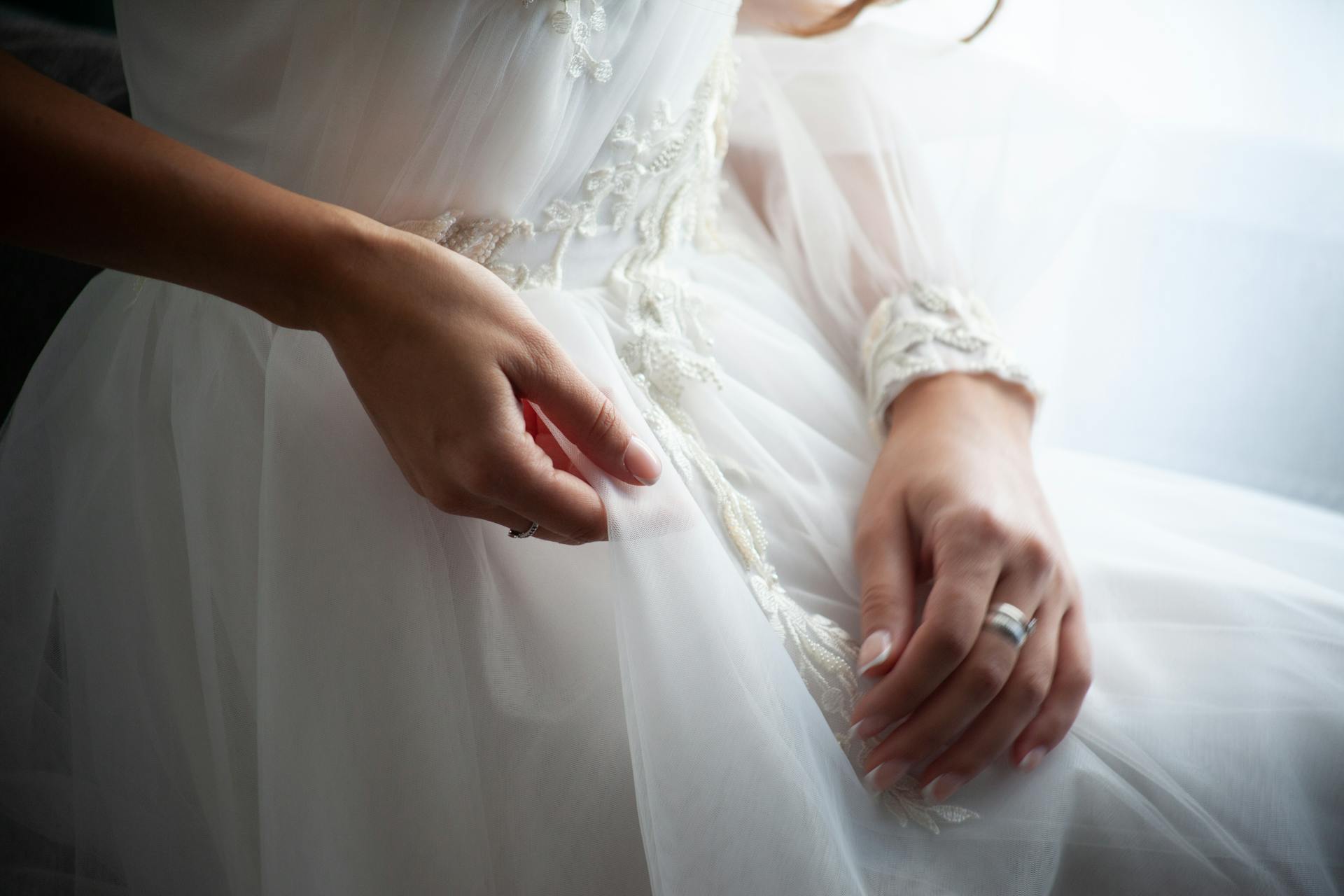 Gros plan sur la robe d'une mariée | Source : Pexels