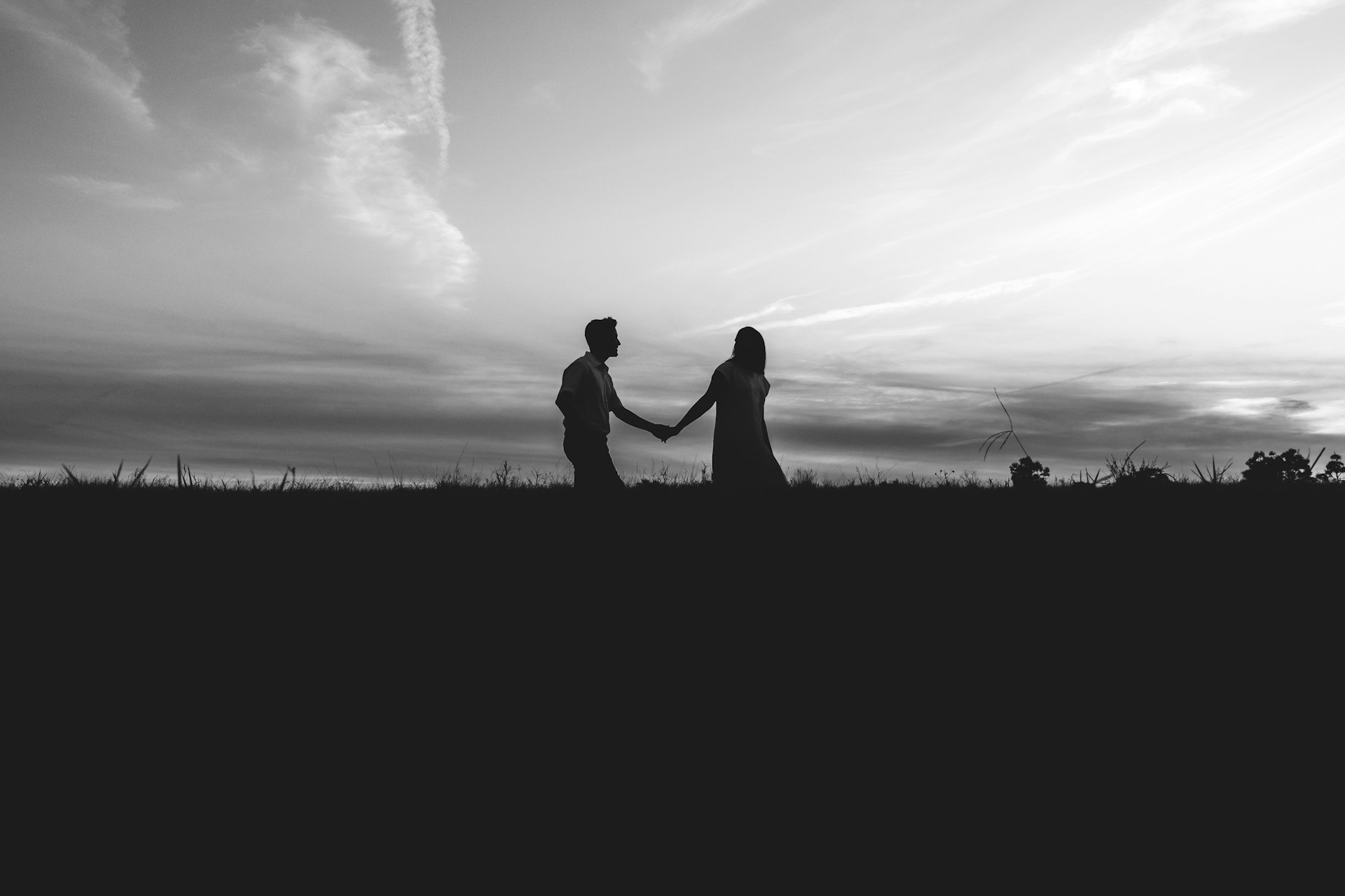 Monochrome shot of a couple walking together | Source: Unsplash