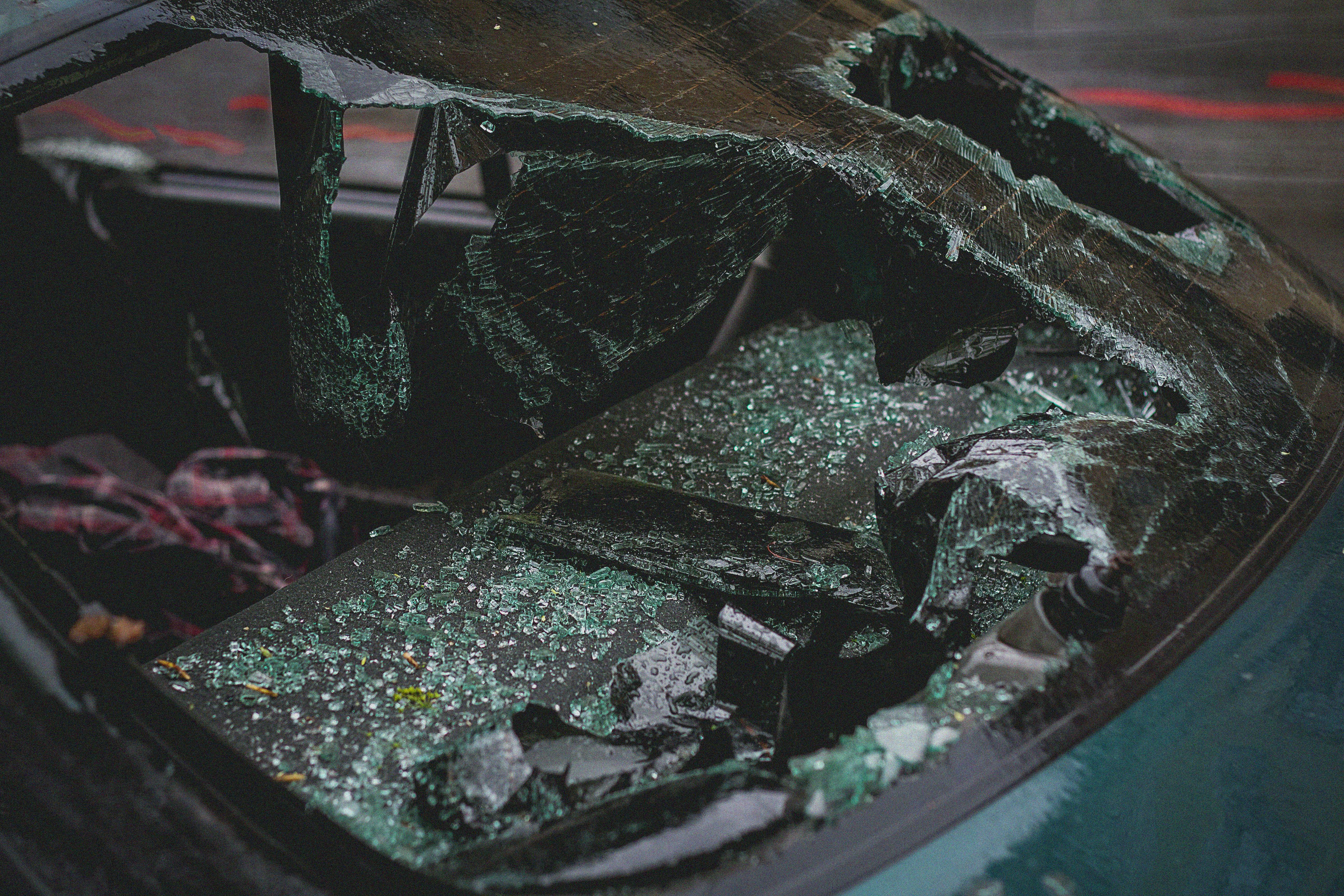 A shattered windshield of a car | Source: Pexels