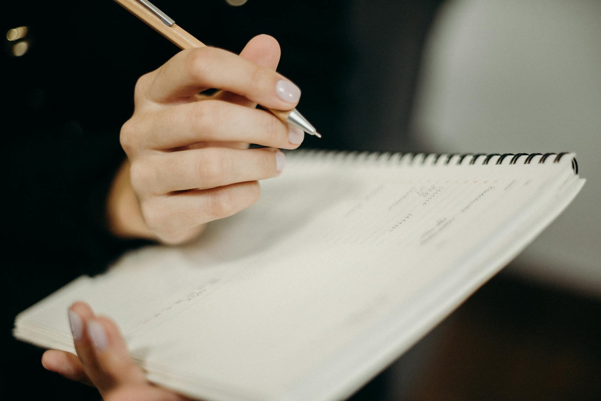 Une femme écrit dans un cahier | Source : Pexels