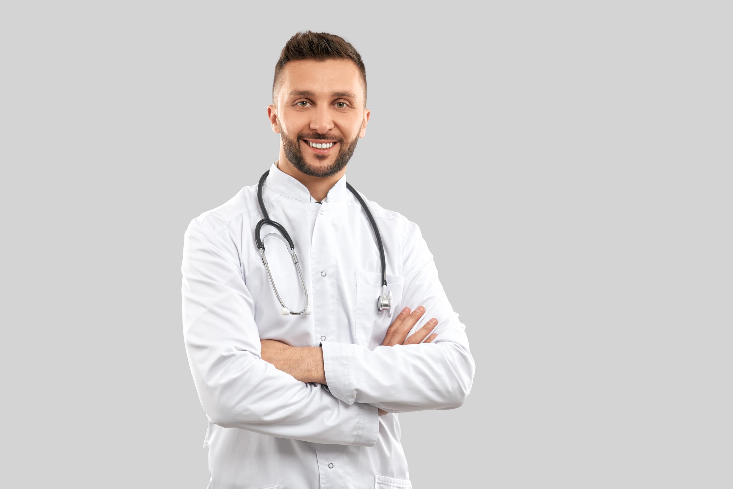 Um médico sorridente | Fonte: Freepik