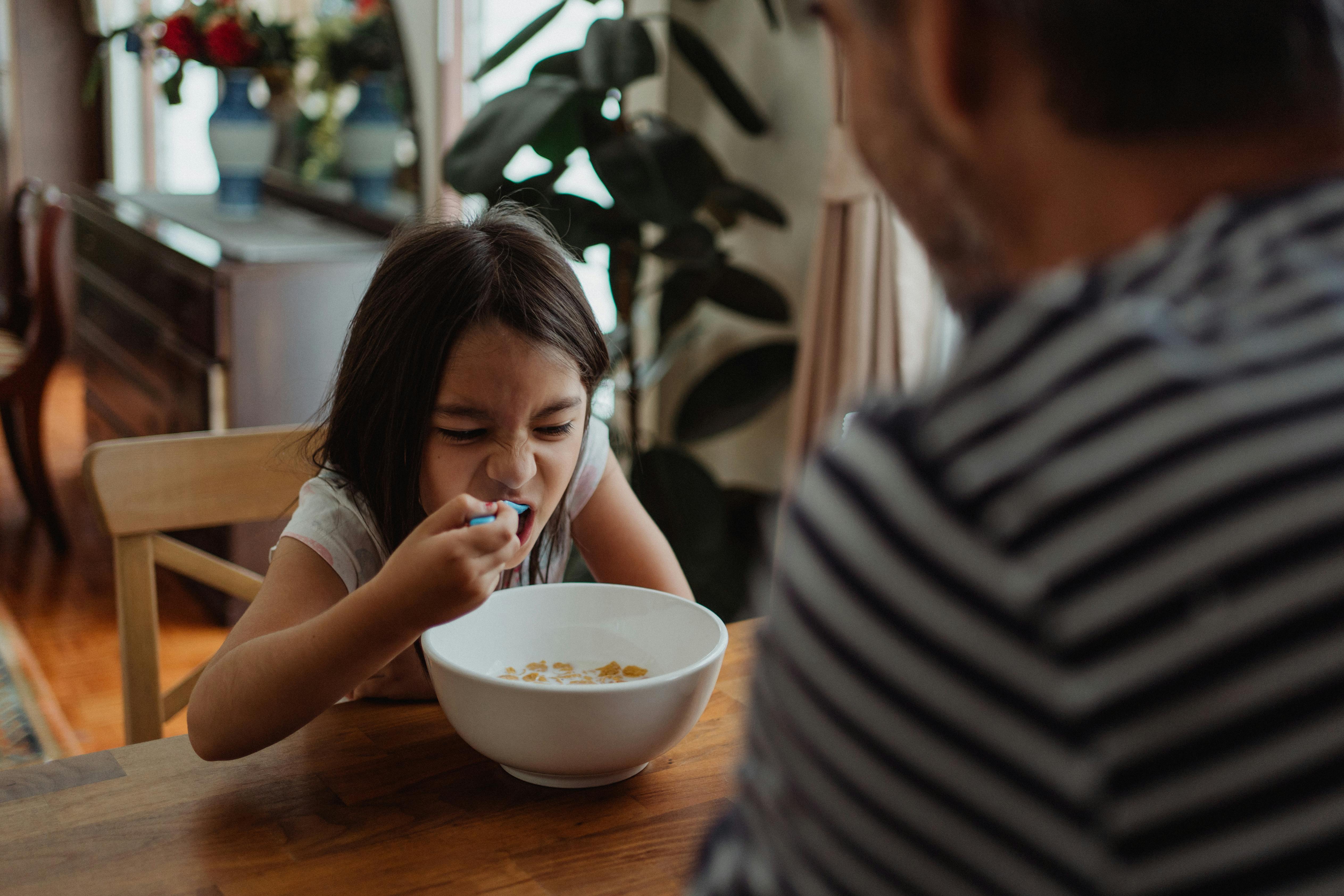 A little girl eating breakfast | Source: Pexels
