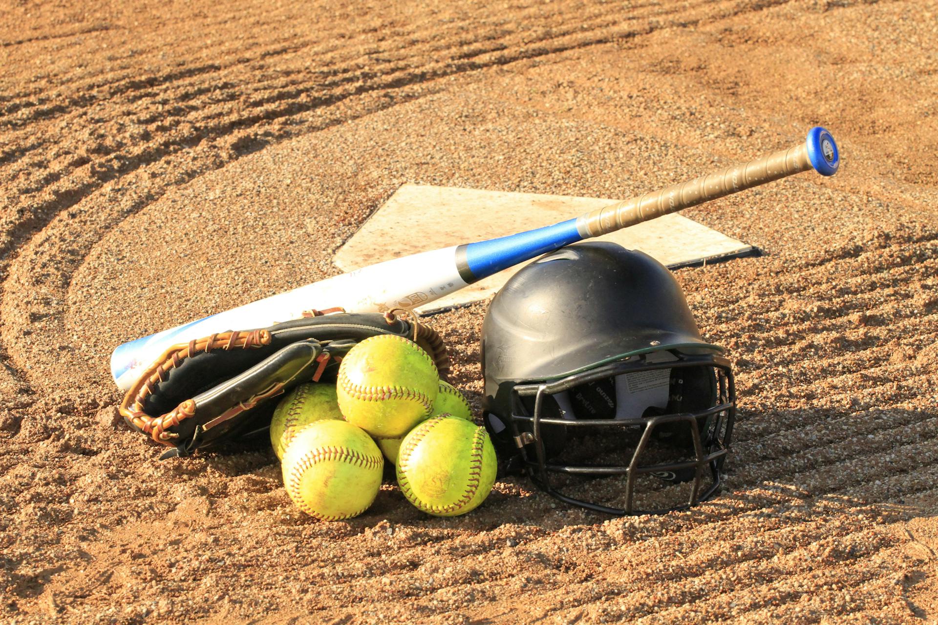 A baseball bat with a helmet and balls | Source: Pexels
