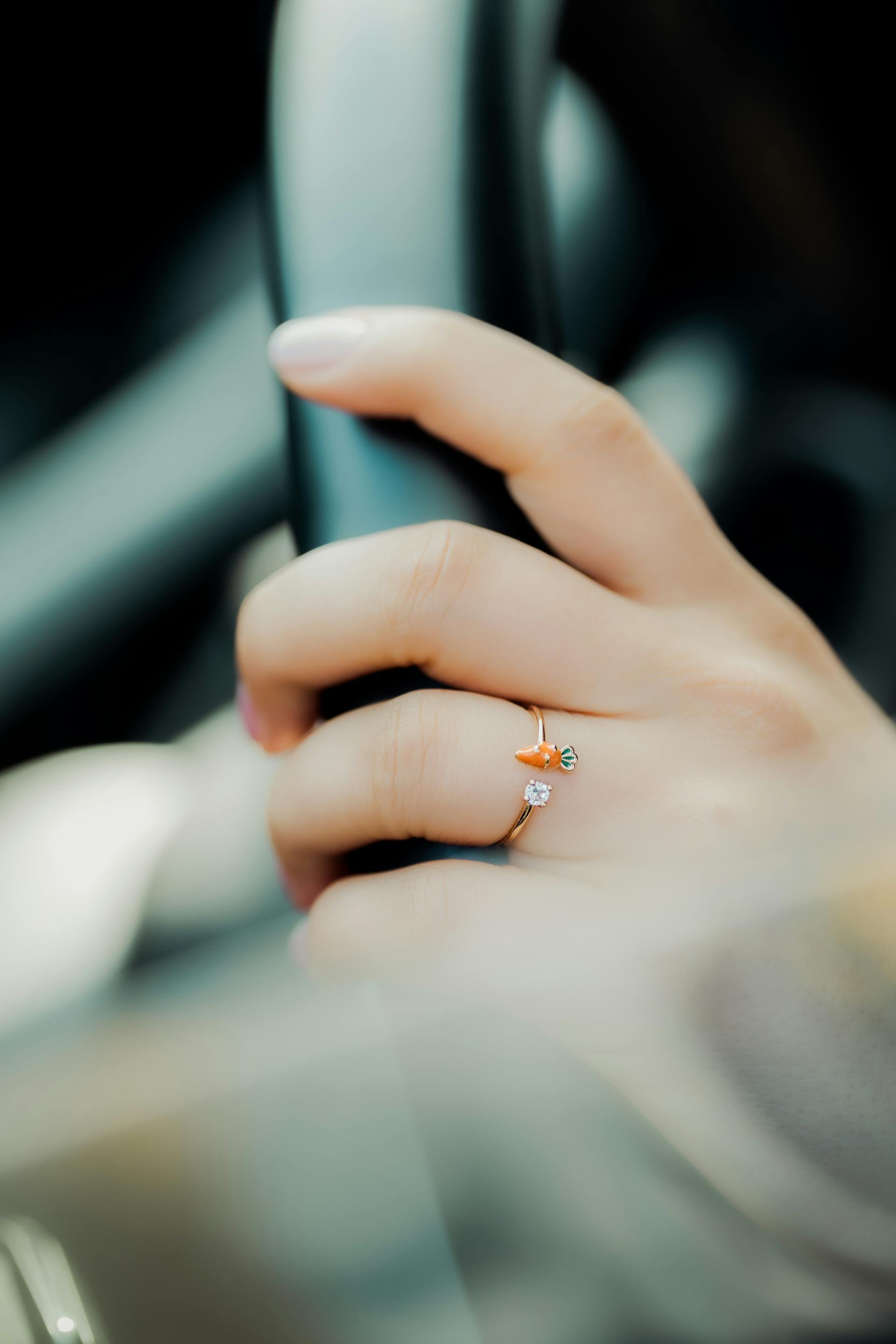 A close-up shot of a woman's hand on a steering wheel | Source: Pexels