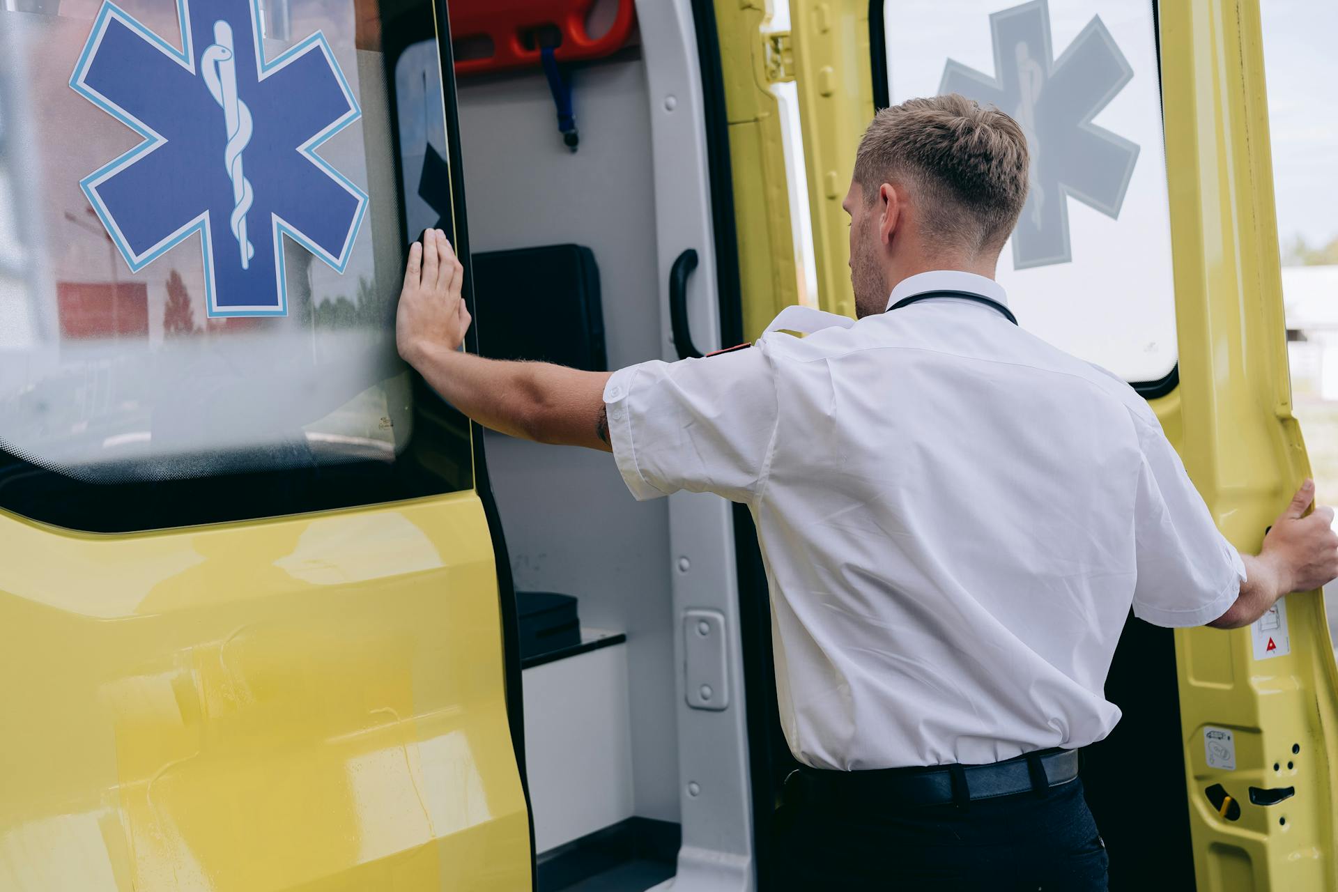 A man opening the door of an ambulance | Source: Pexels