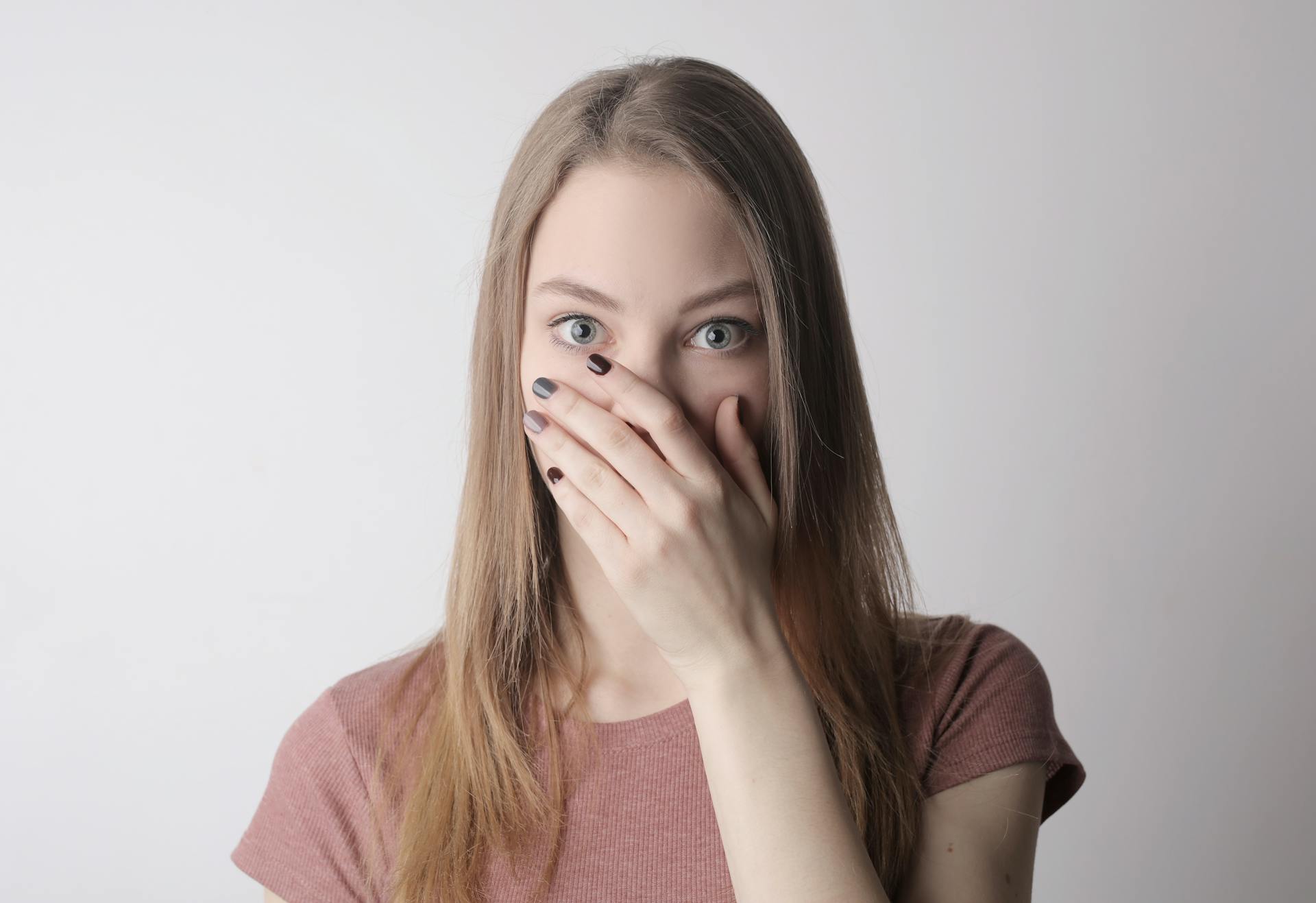 A surprised young lady | Source: Pexels