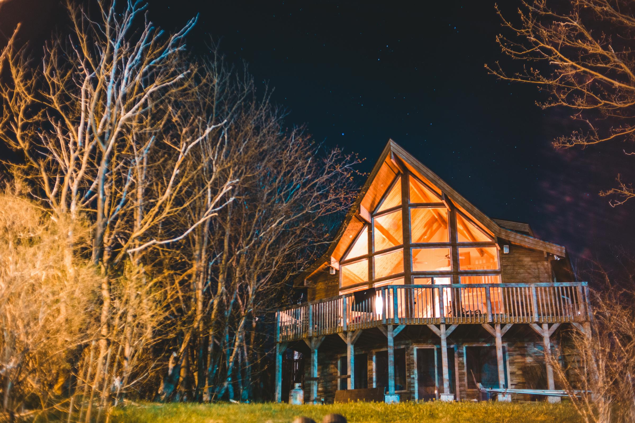 Une maison la nuit | Source : Pexels