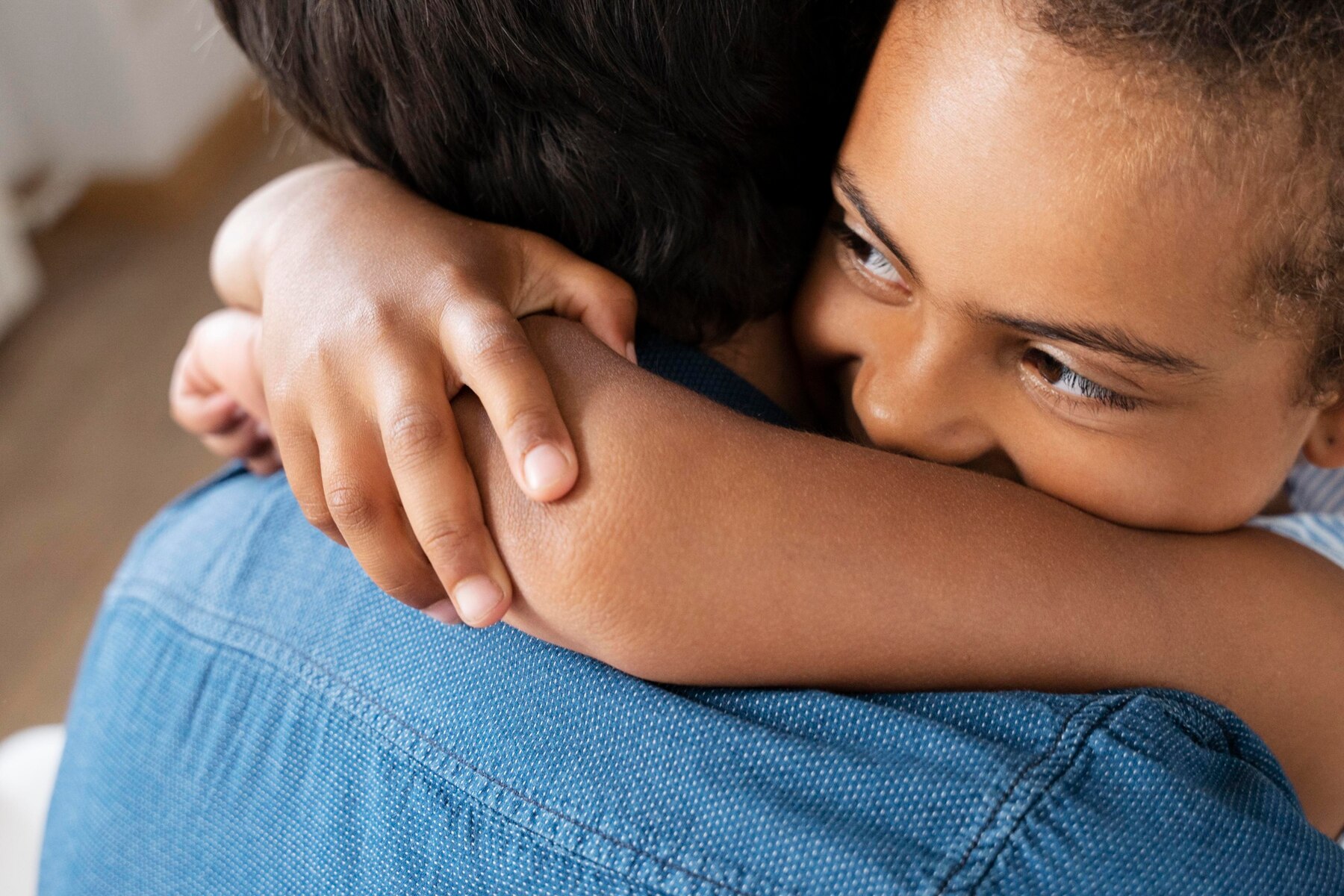 A boy hugging his mother | Source: Freepik