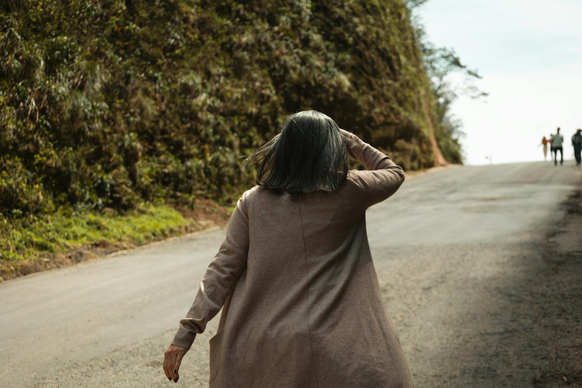 A woman walking on a road | Source: Pexels