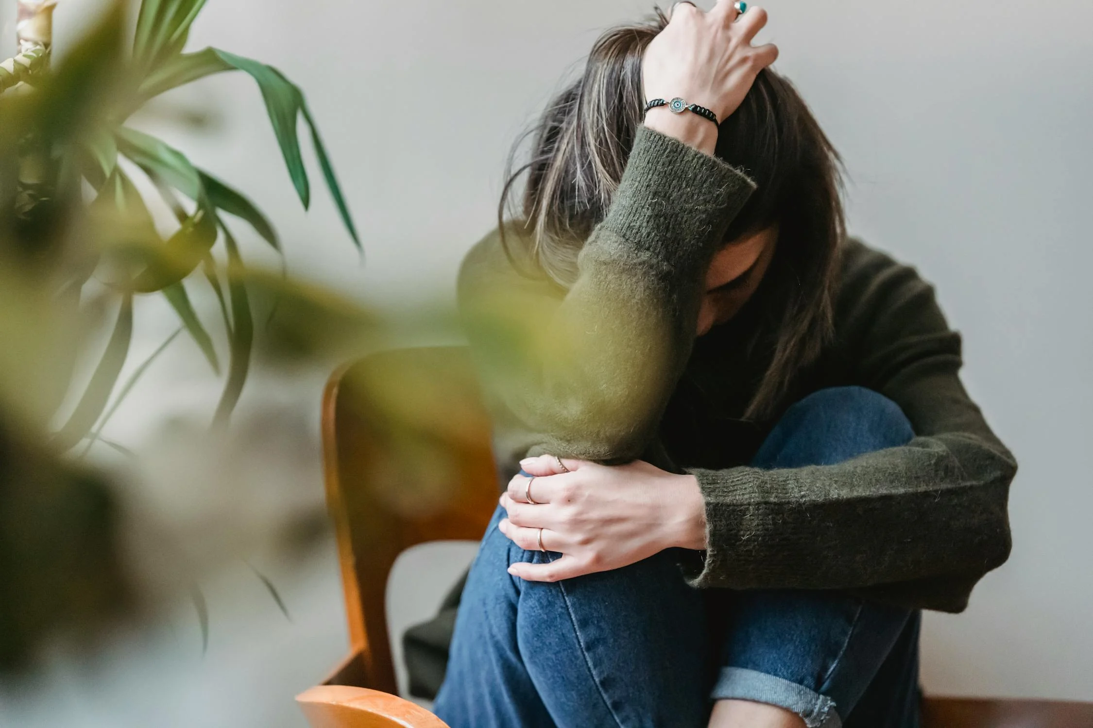 A tired woman in a chair | Source: Pexels