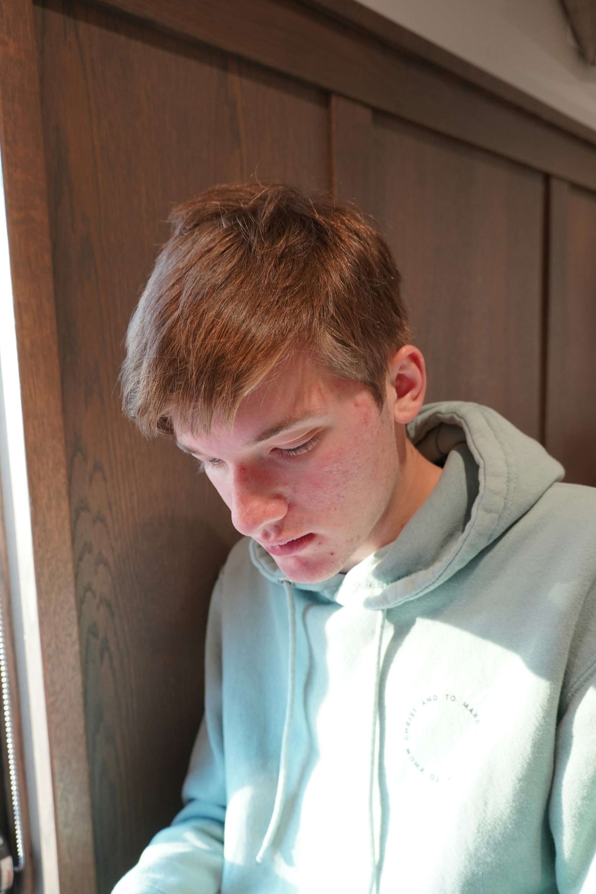 Um jovem com a cabeça baixa | Fonte: Unsplash