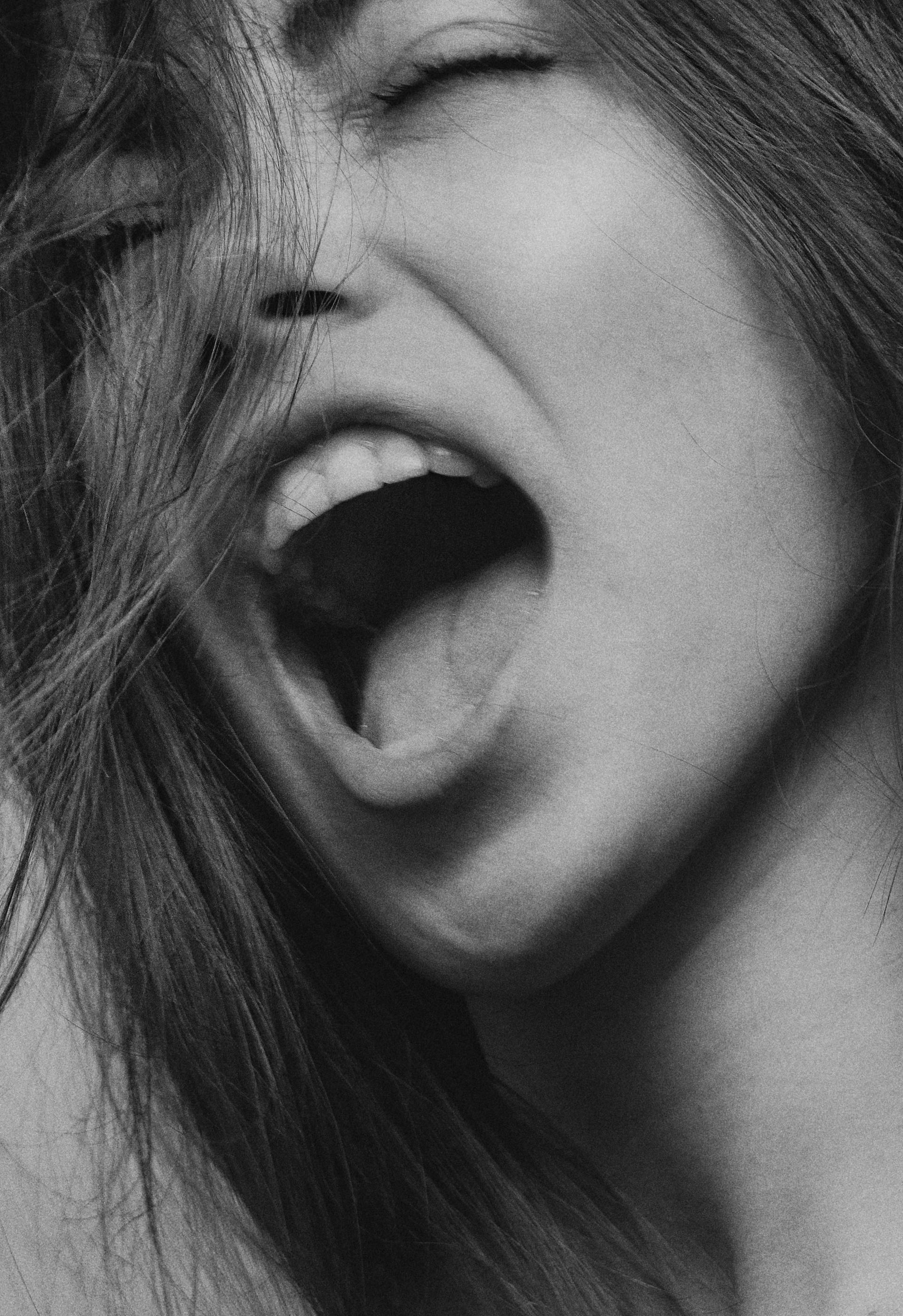 A woman shouting | Source: Pexels